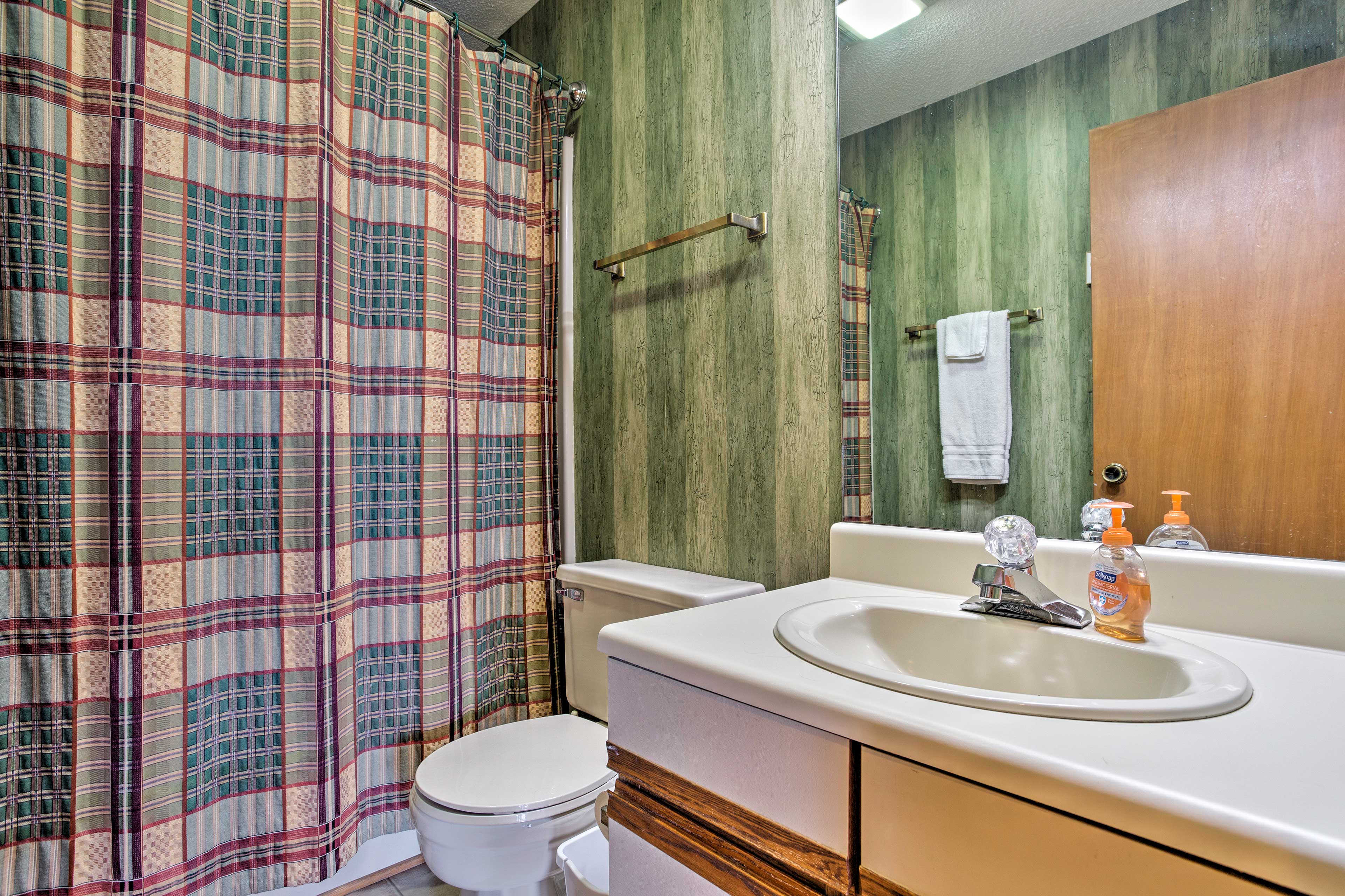 Full Bathroom | Towels & Linens Provided