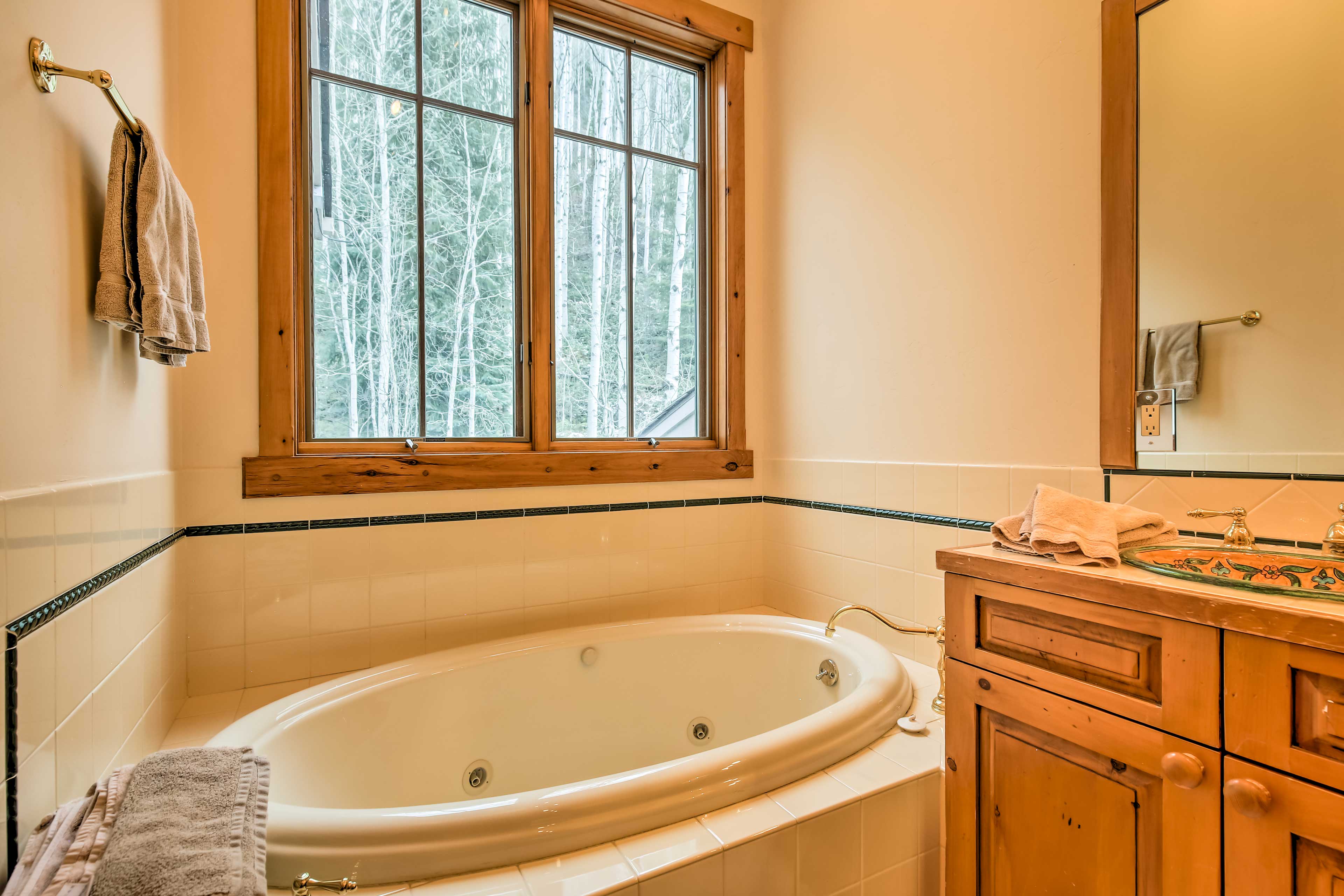 Full Bathroom | Towels Provided | Jacuzzi Tub