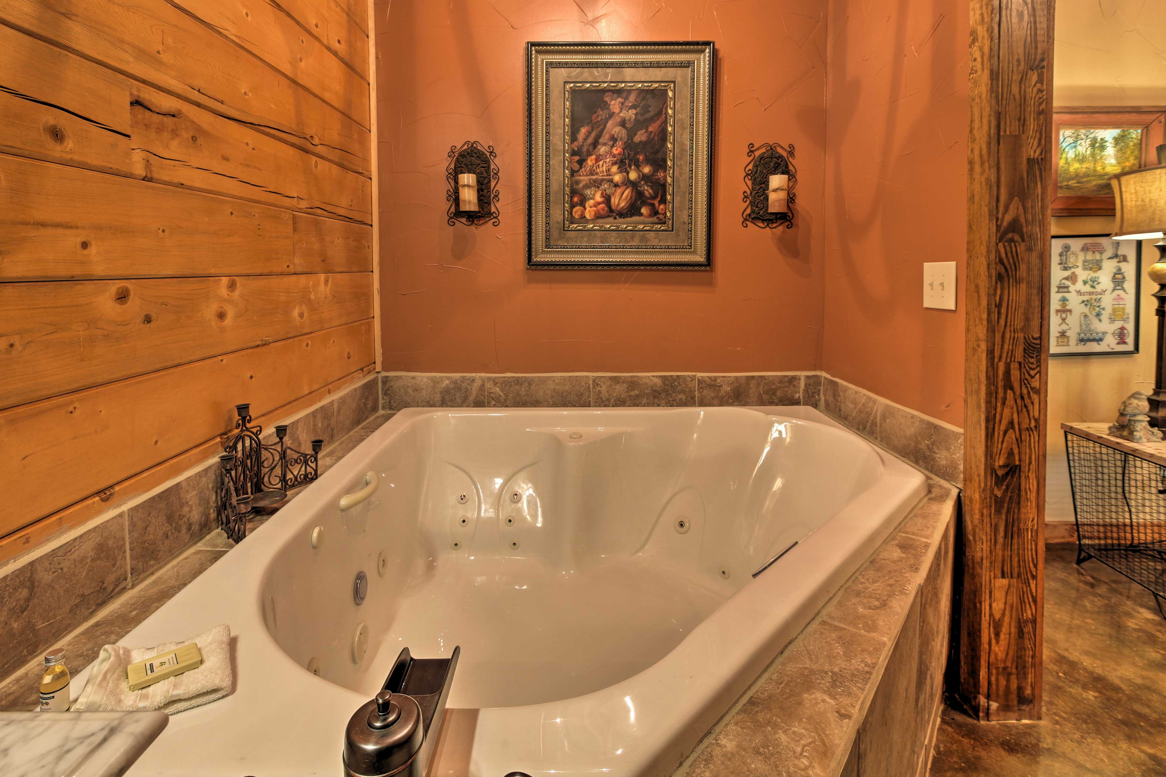 Bathroom | Jacuzzi Tub