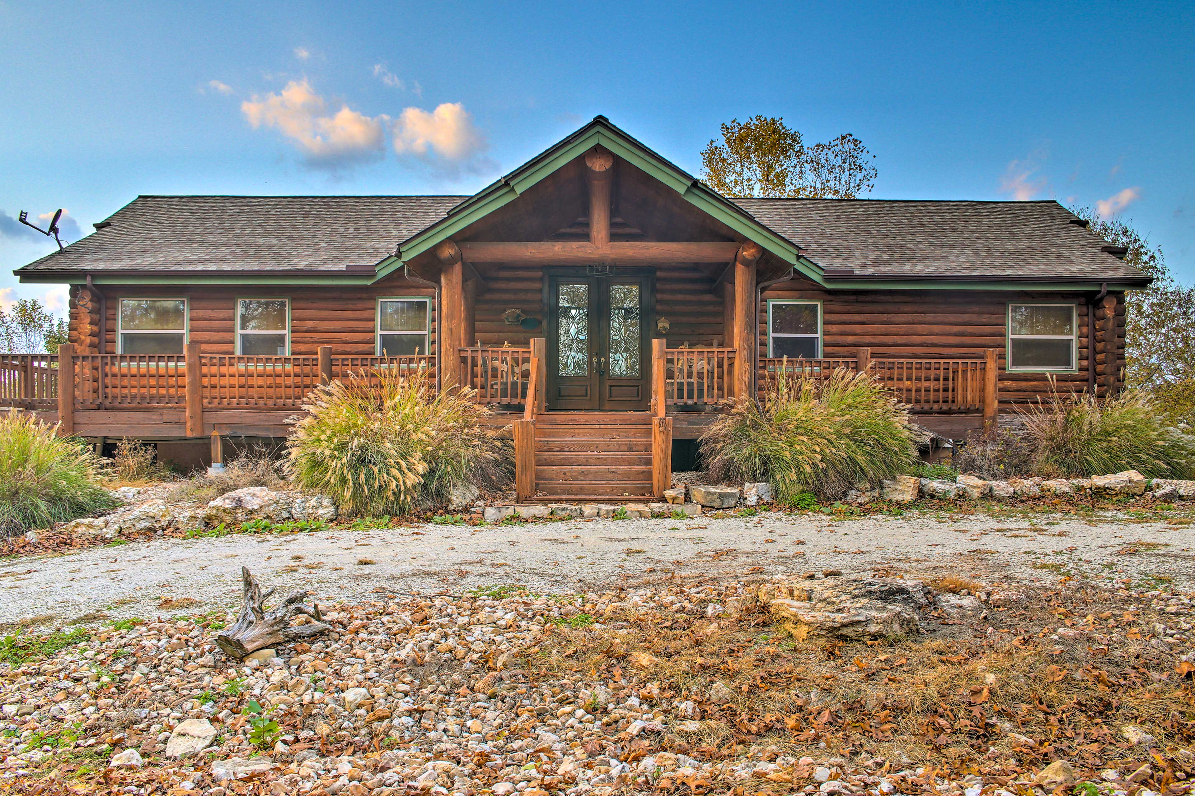 Huge Missouri Lake Home - Walk to Table Rock Lake