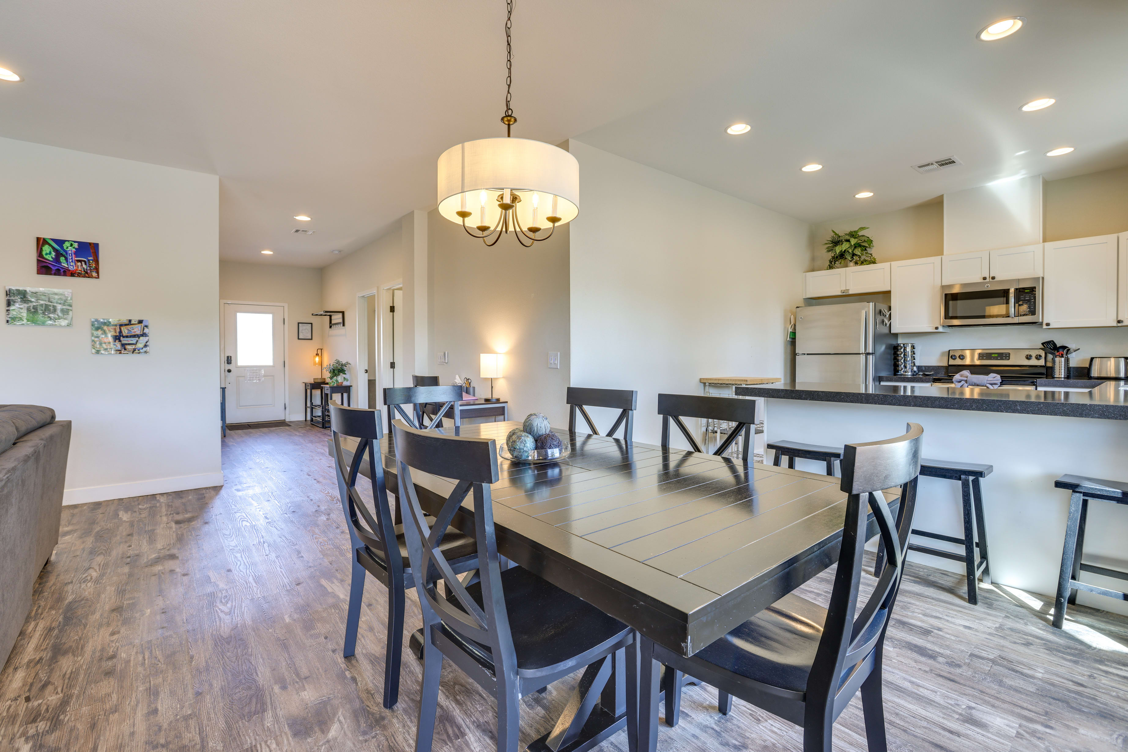 Dining Area | Dishware/Flatware Provided