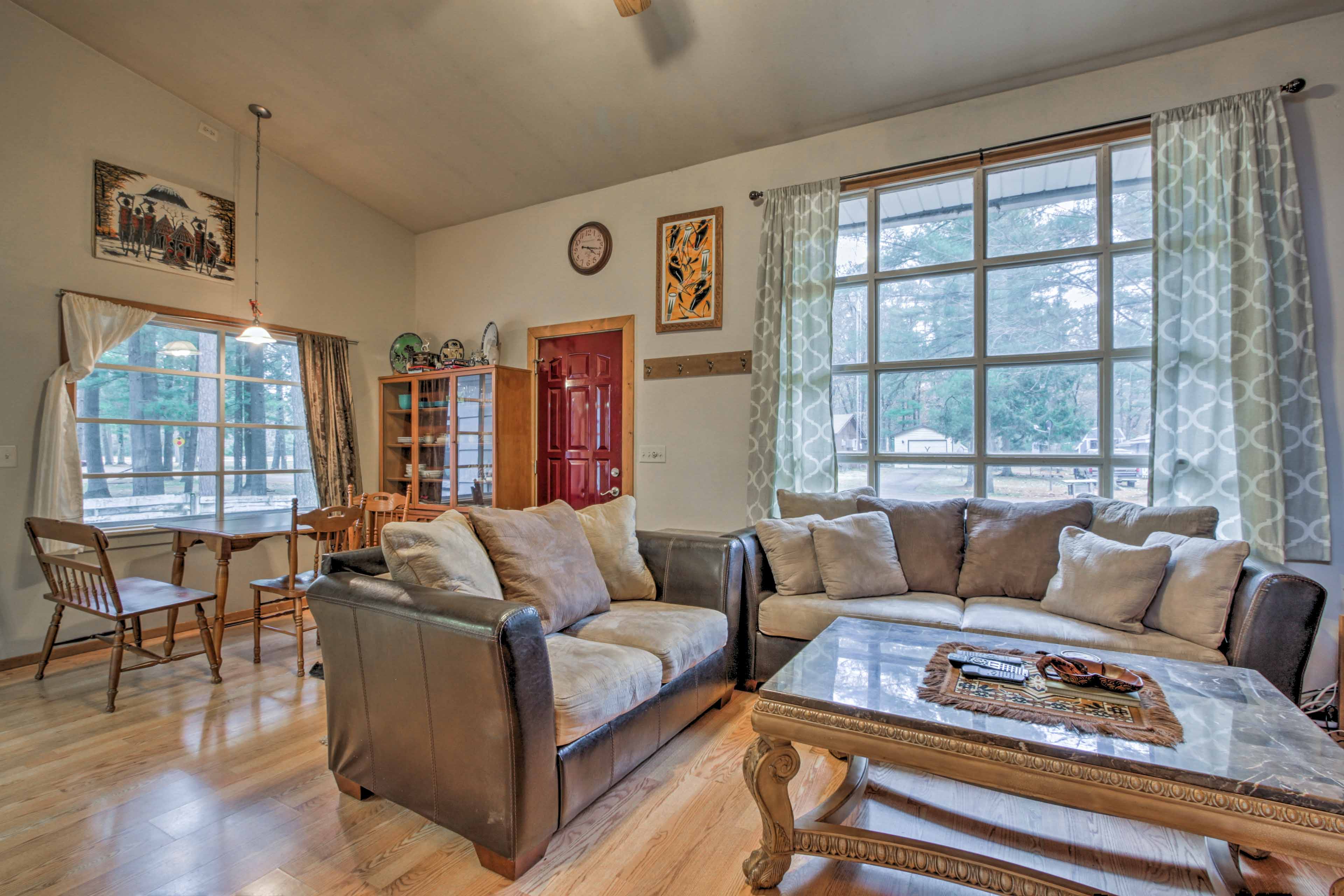 This updated, cabin features comfortable furnishings and African decor.