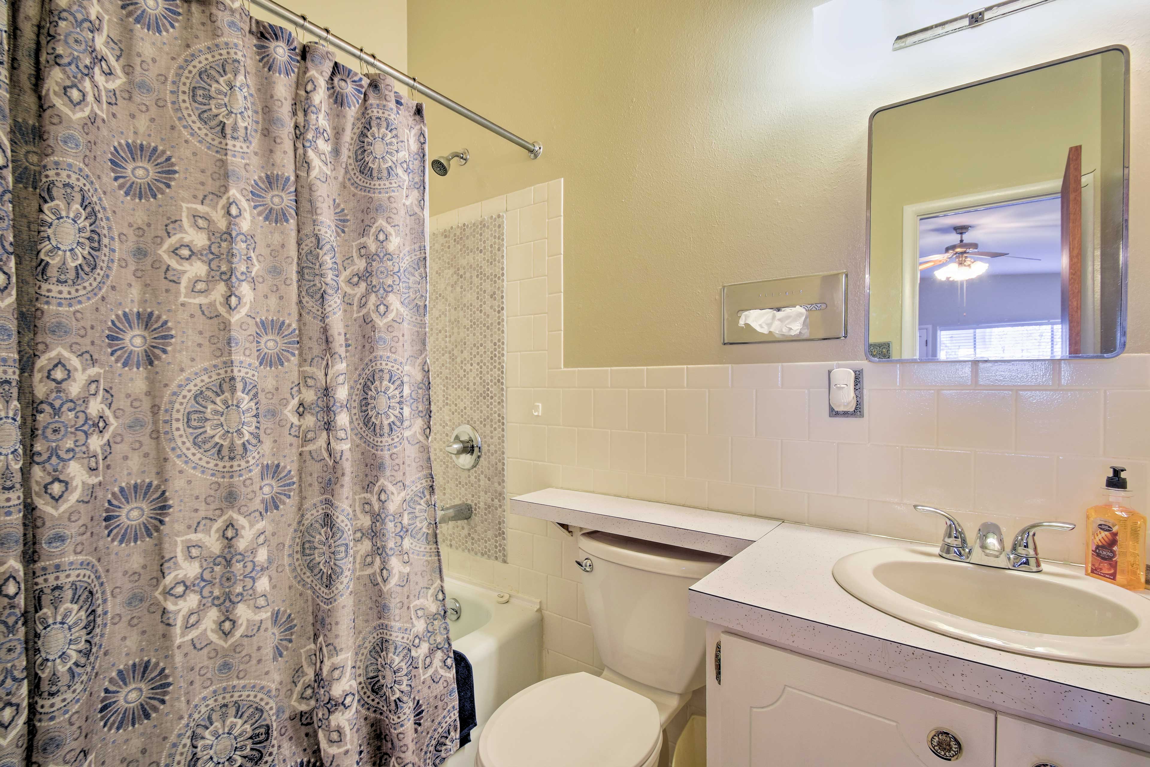 Full Bathroom | Towels Provided