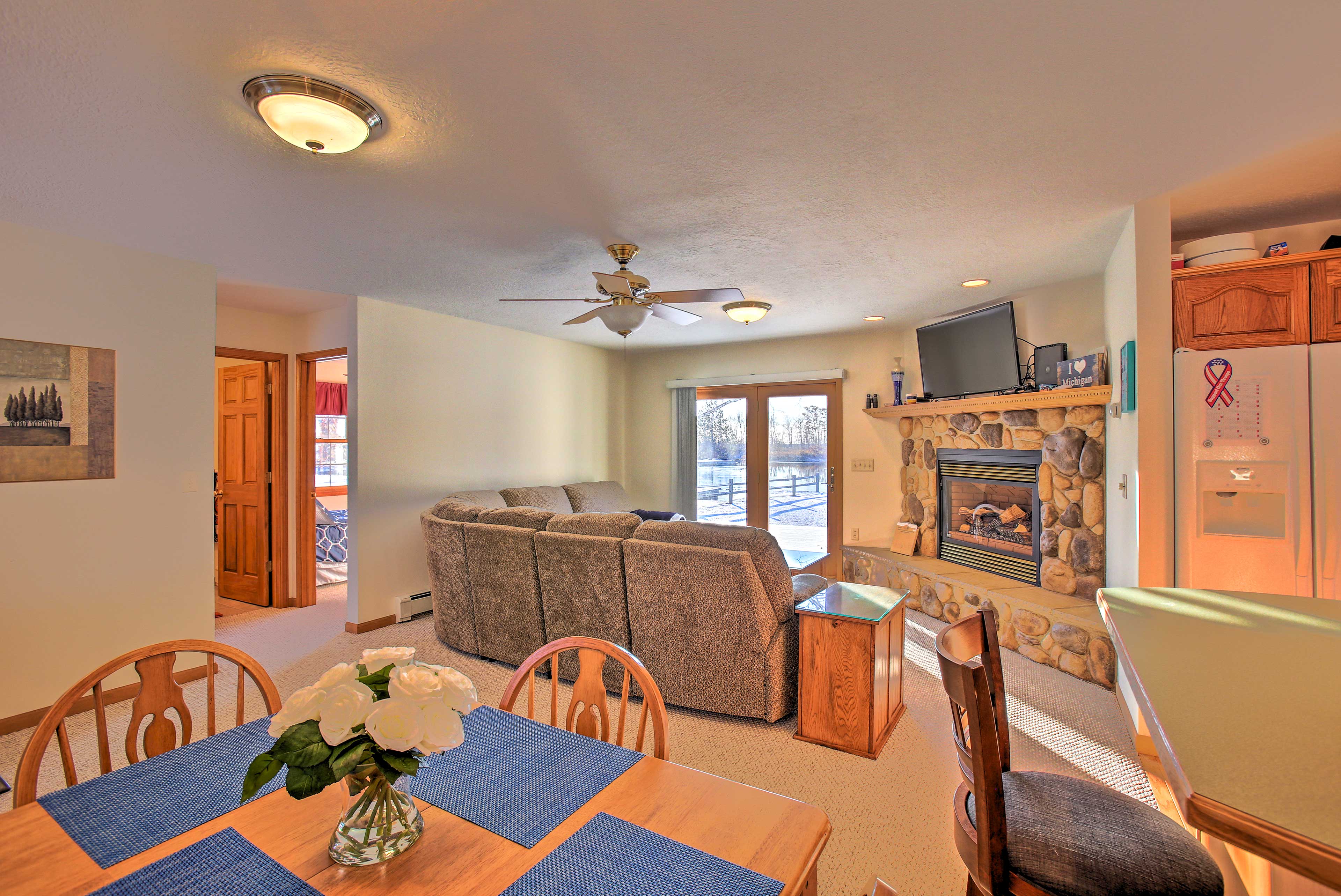 Dining Area | Dishware/Flatware Provided