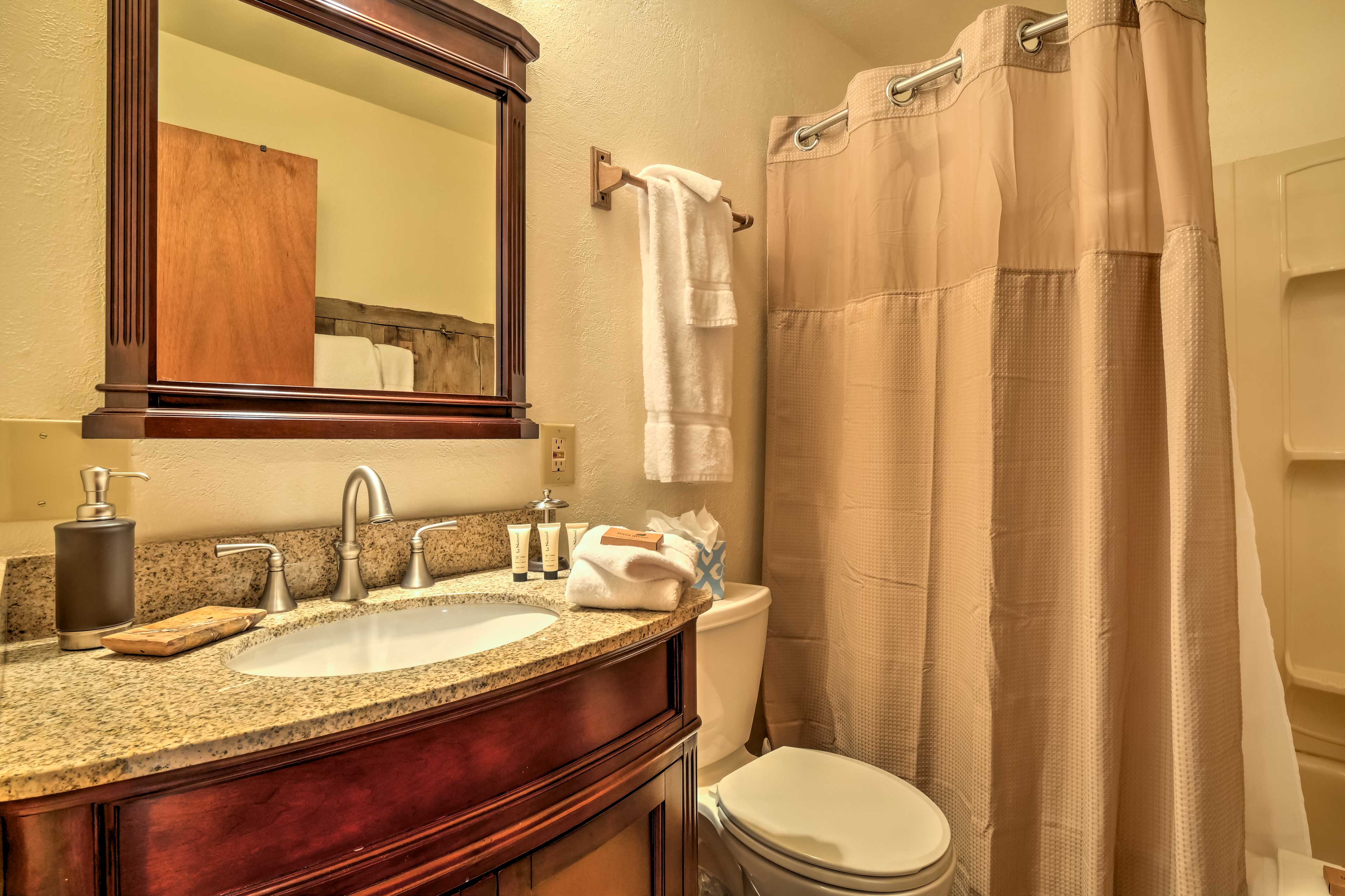 Full Bathroom | Complimentary Toiletries