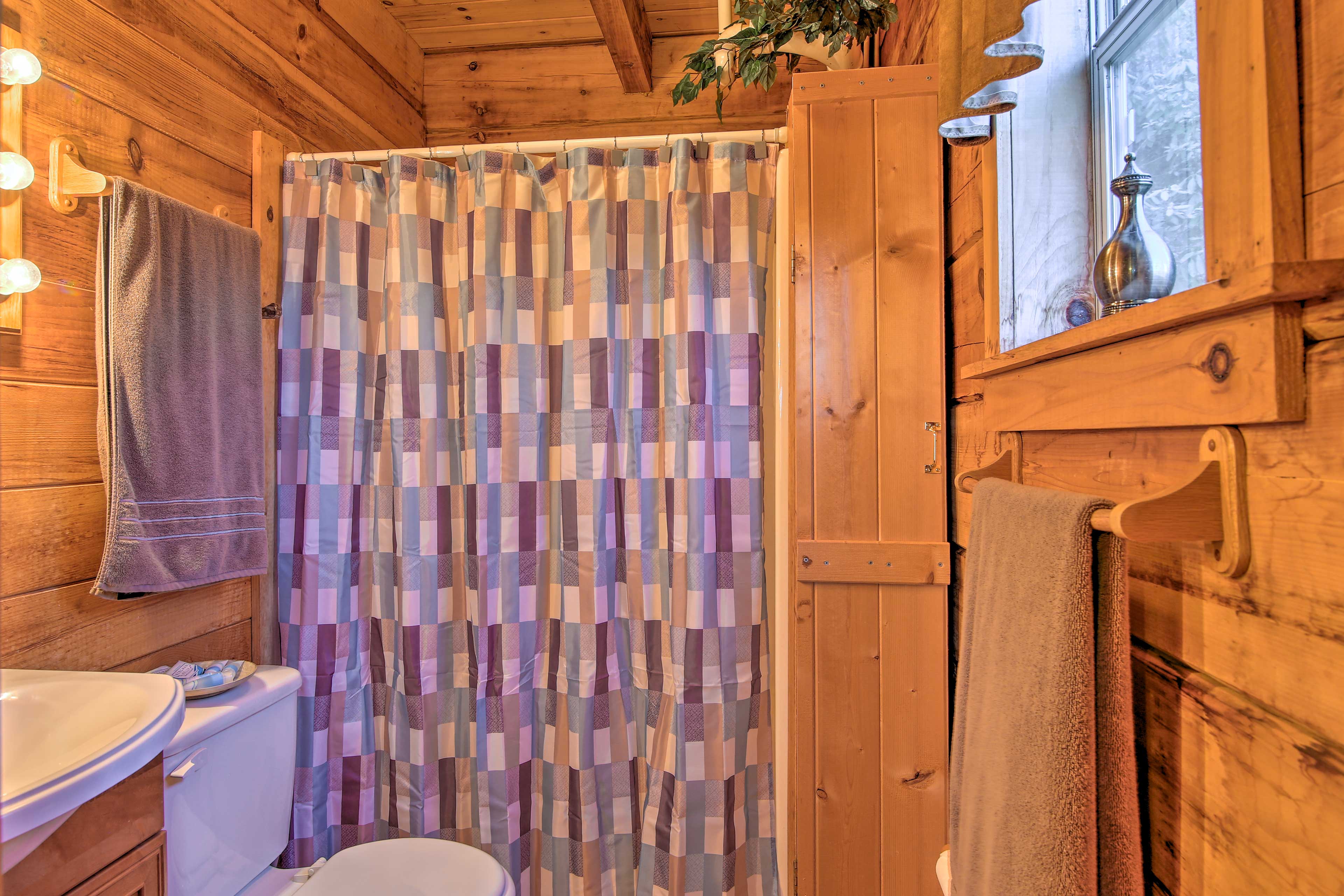 En-Suite Bathroom | Towels Provided