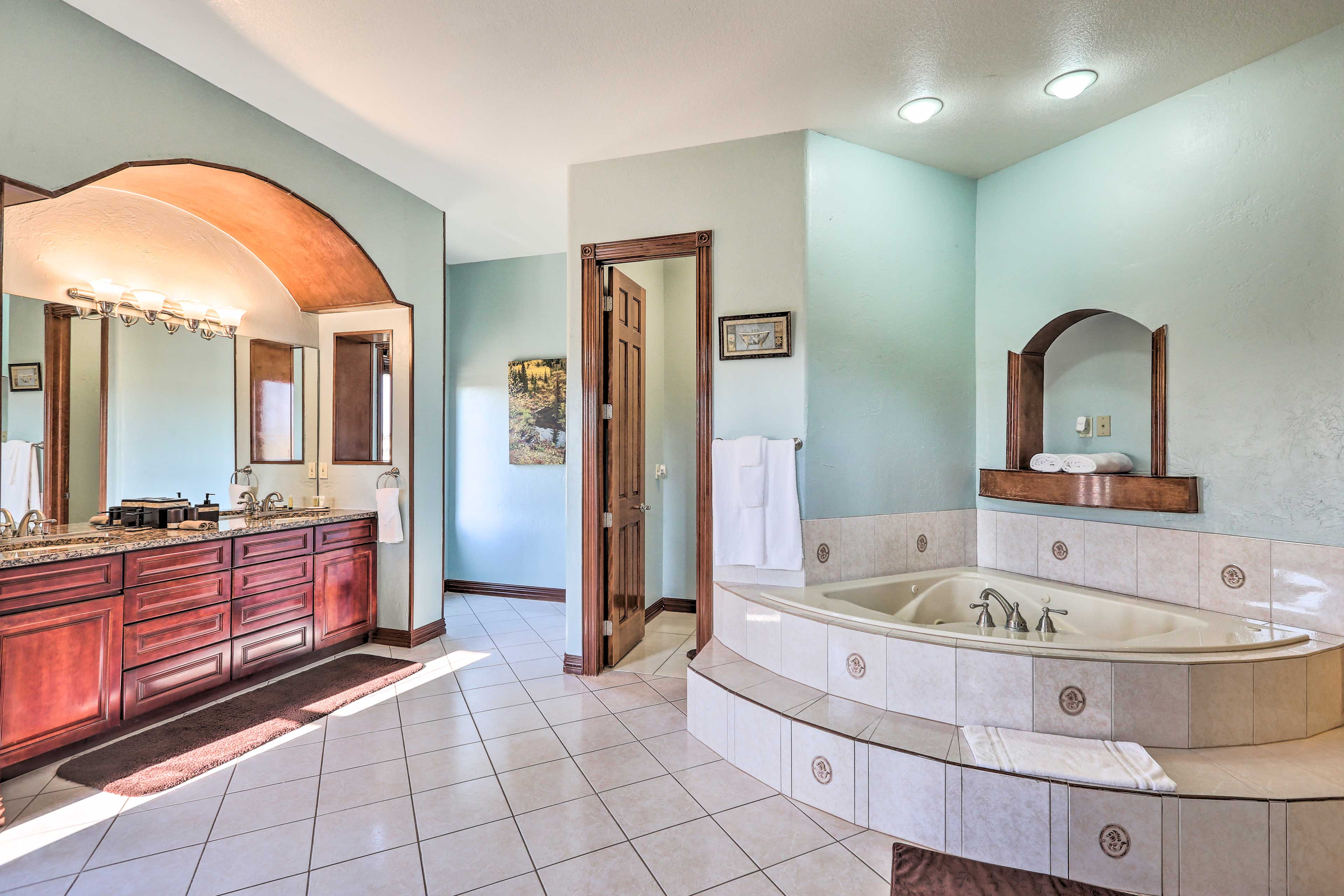 En-Suite Bathroom | Linens & Towels | Jacuzzi Tub