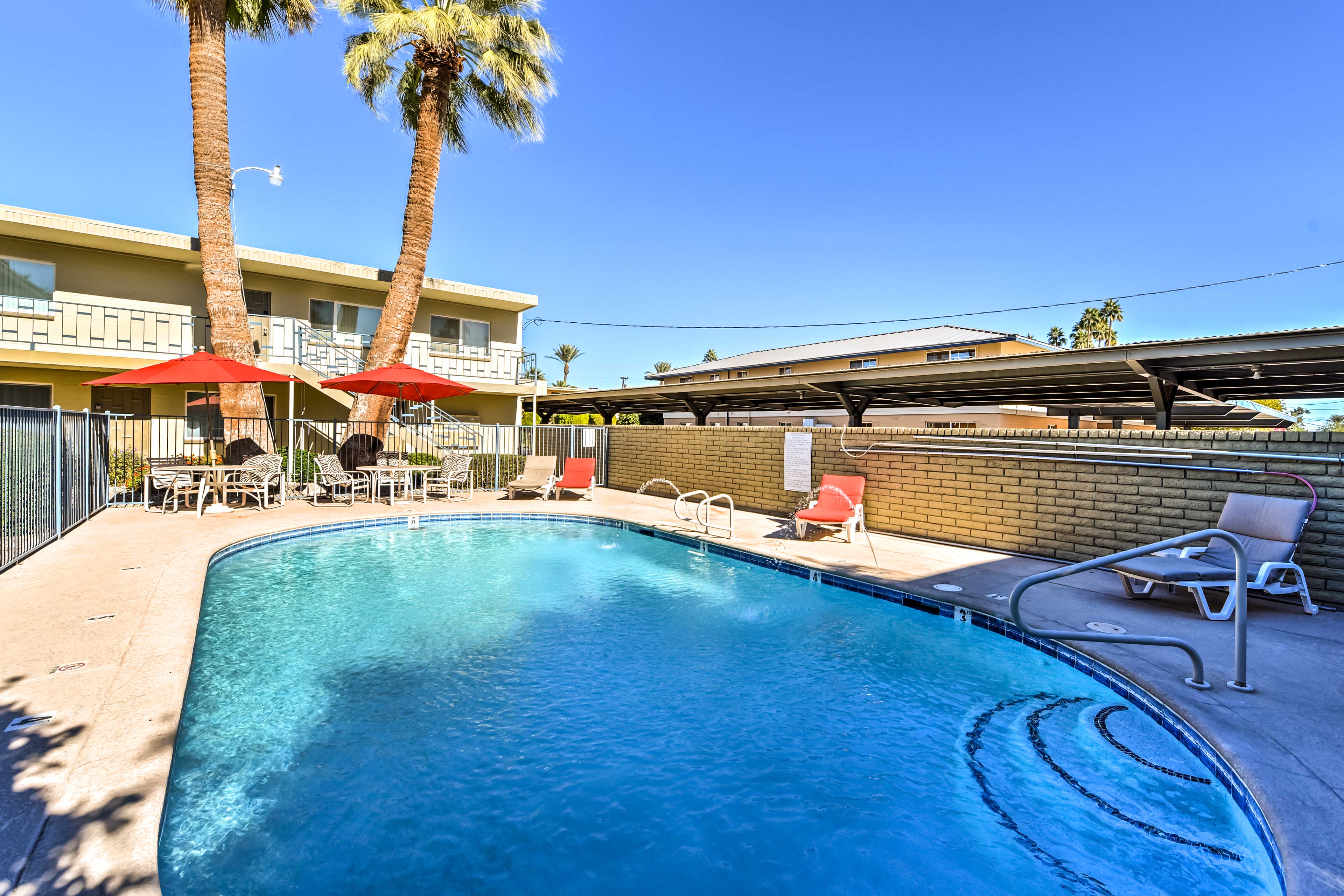 COmmunity Amenities | Outdoor Pool | Gas Grill