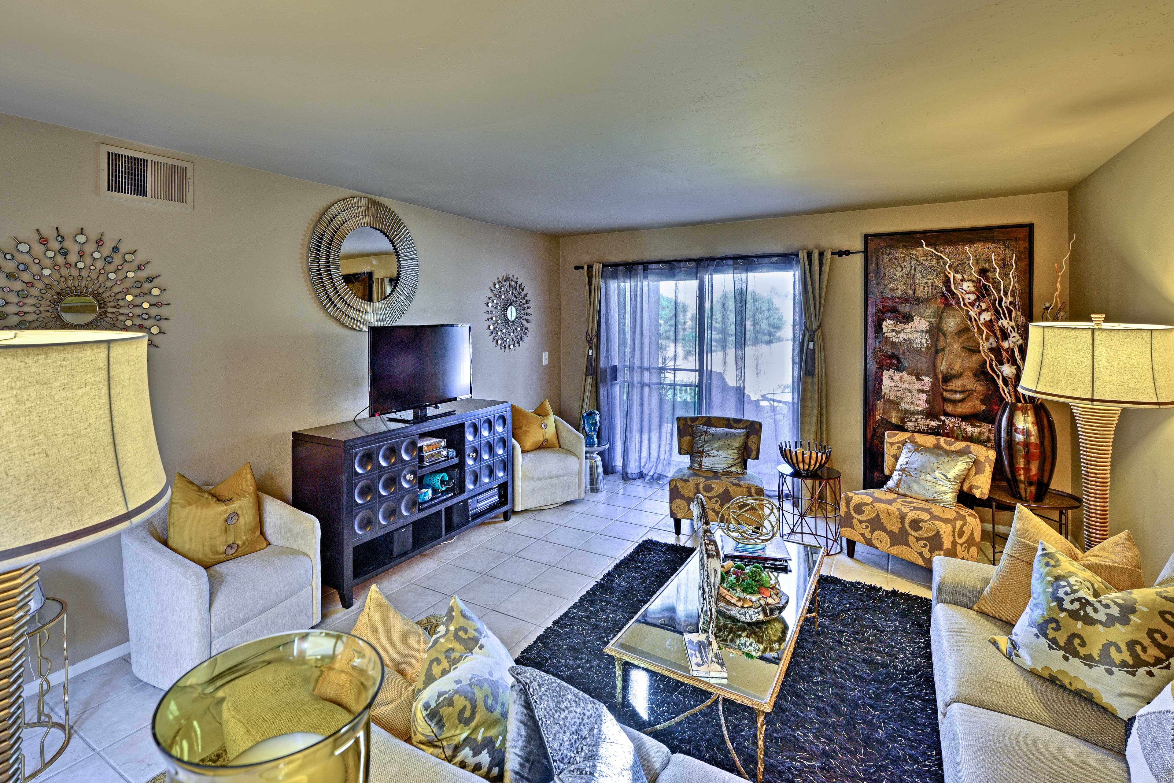 This unit offers 6 guests a luxurious design coupled with outdoor amenities.