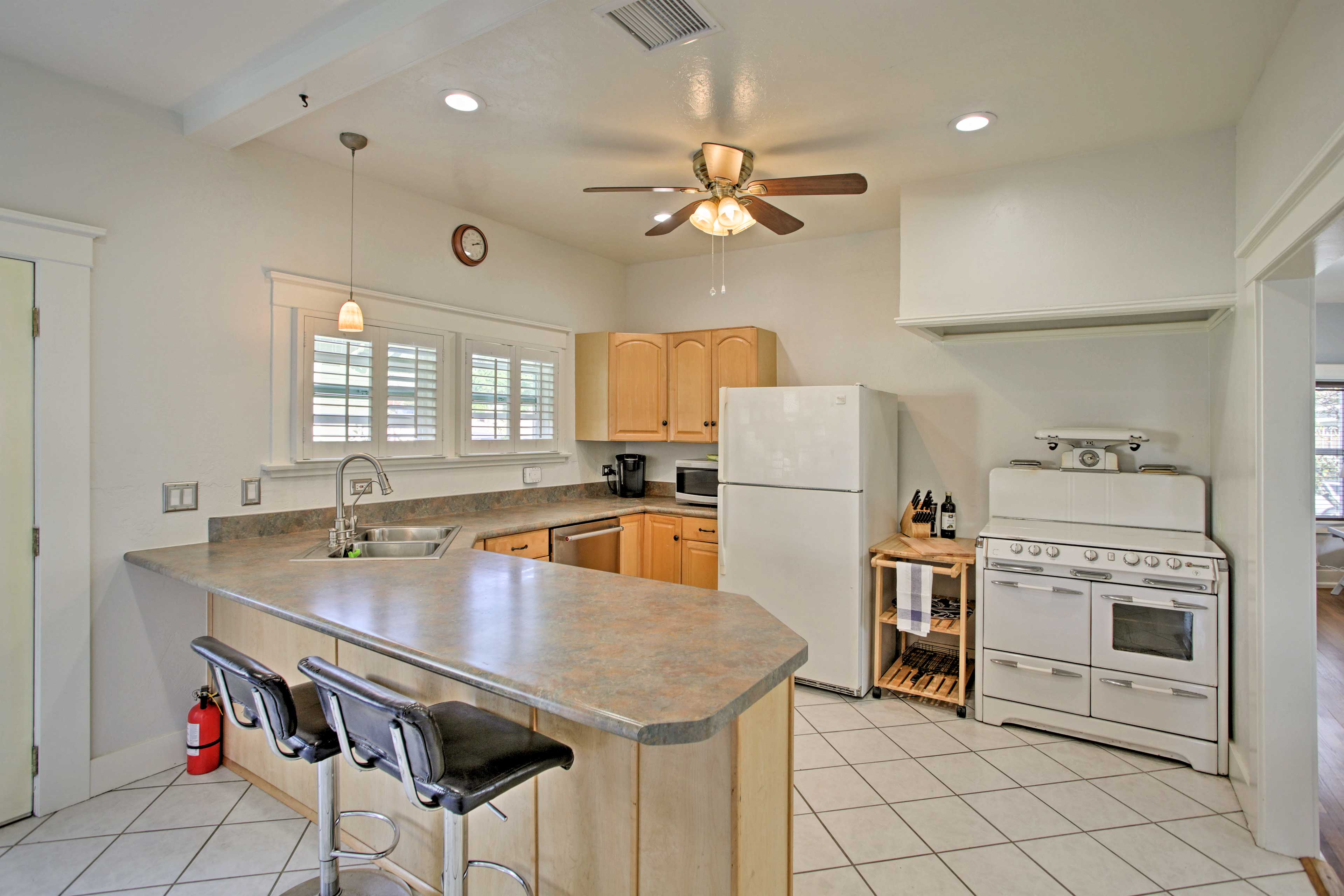 Eat quick snacks at the 2-person breakfast bar.