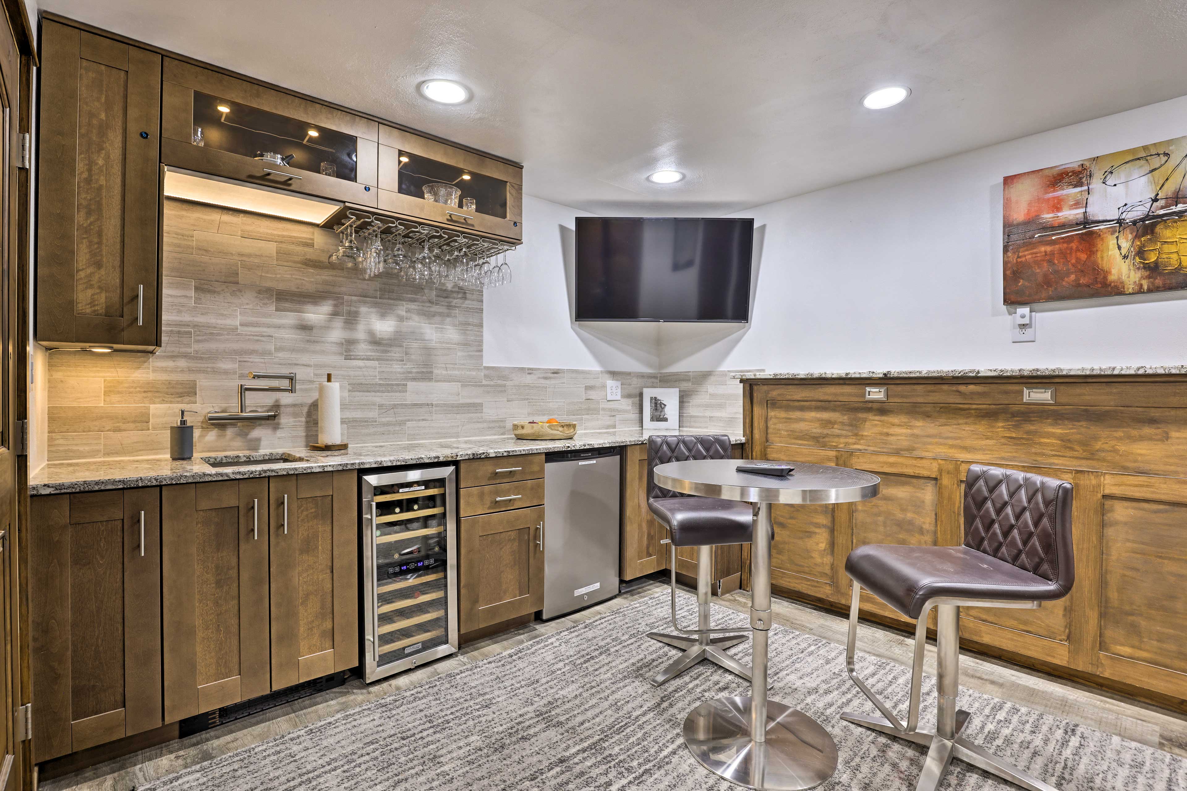 Bonus Room | 2 Twin Murphy Beds | Wet Bar