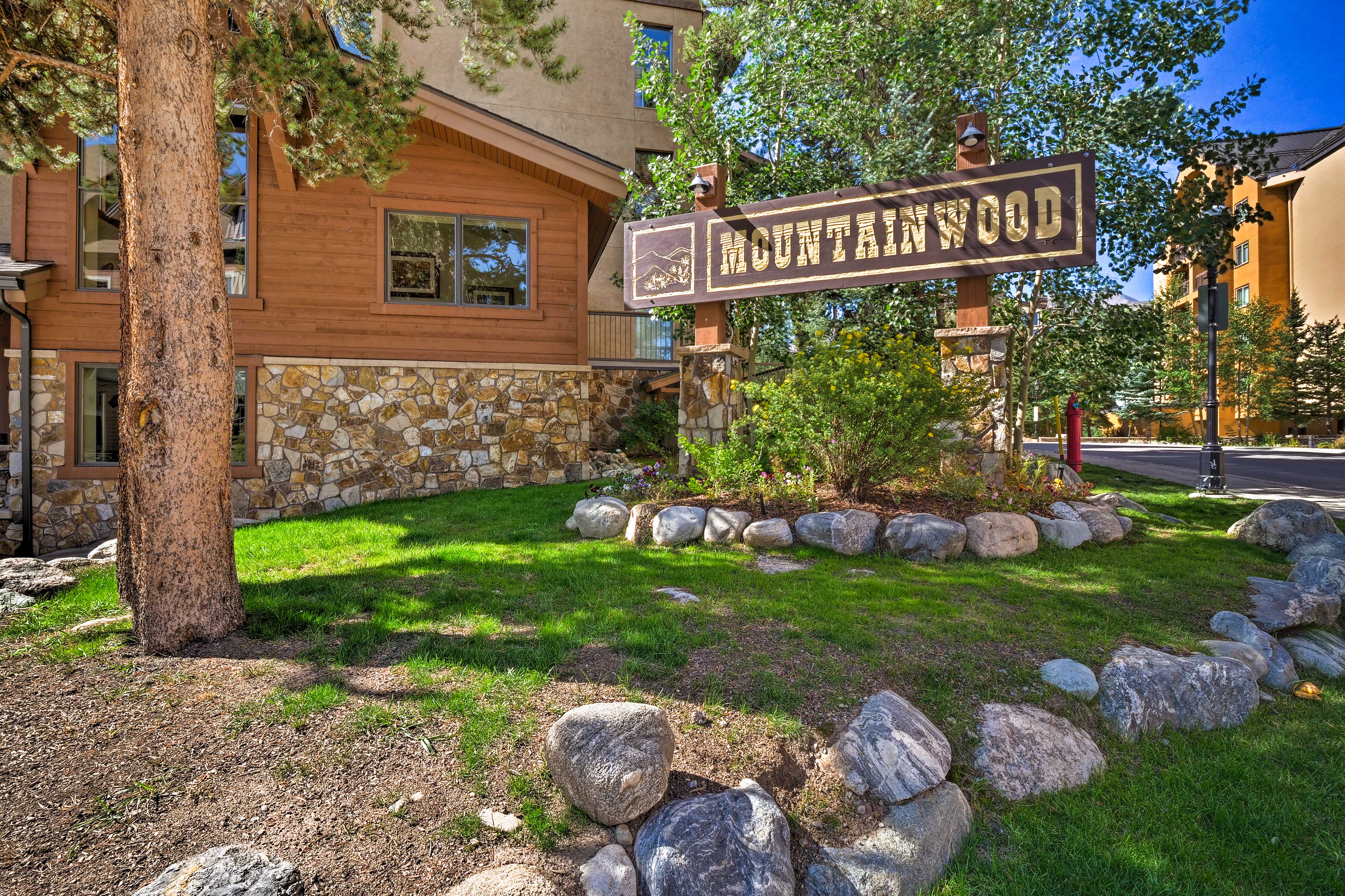 Located in the Mountainwood Condos, you can walk to the lifts 200 yards away!