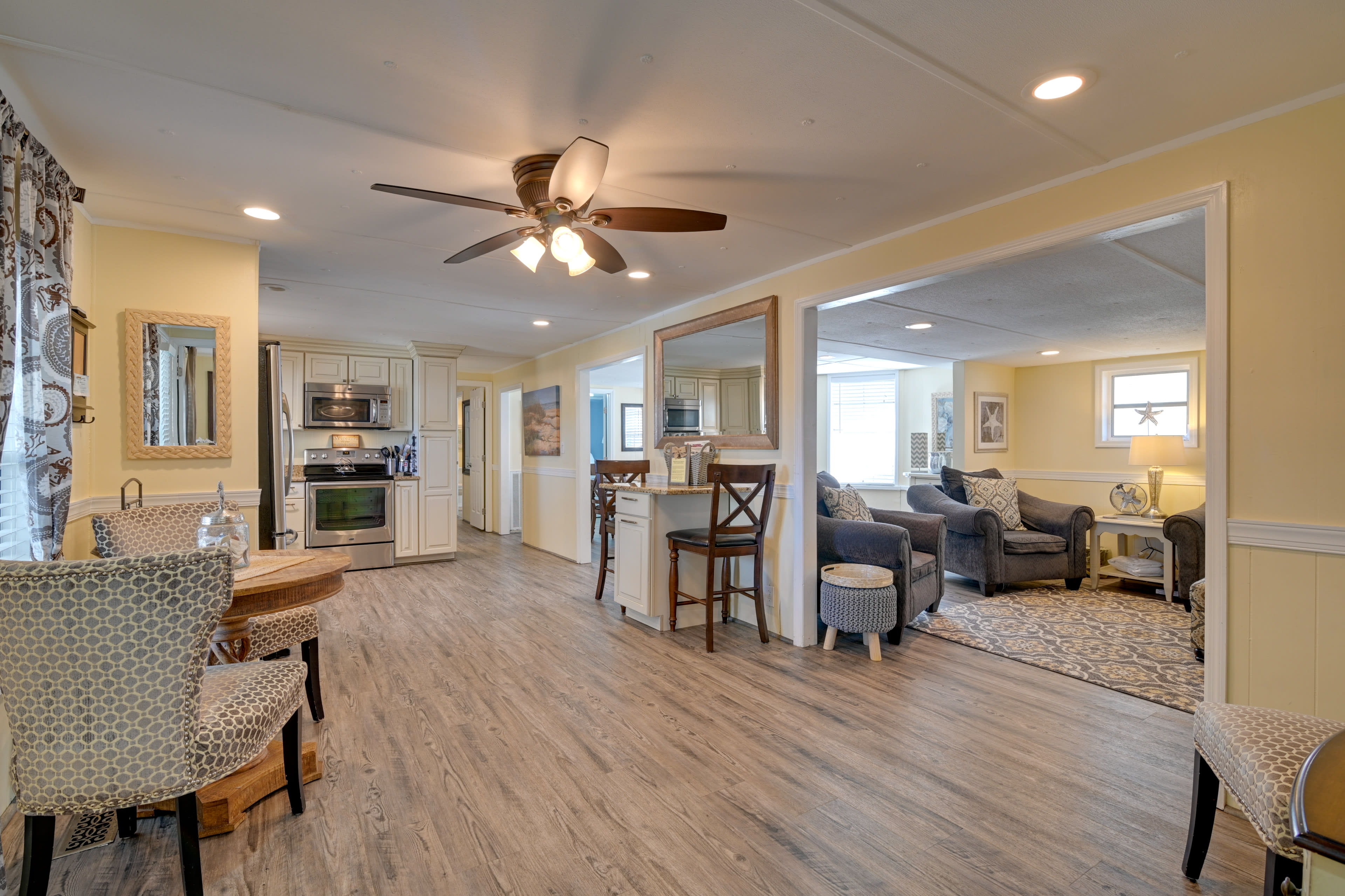 Kitchen & Sitting Area