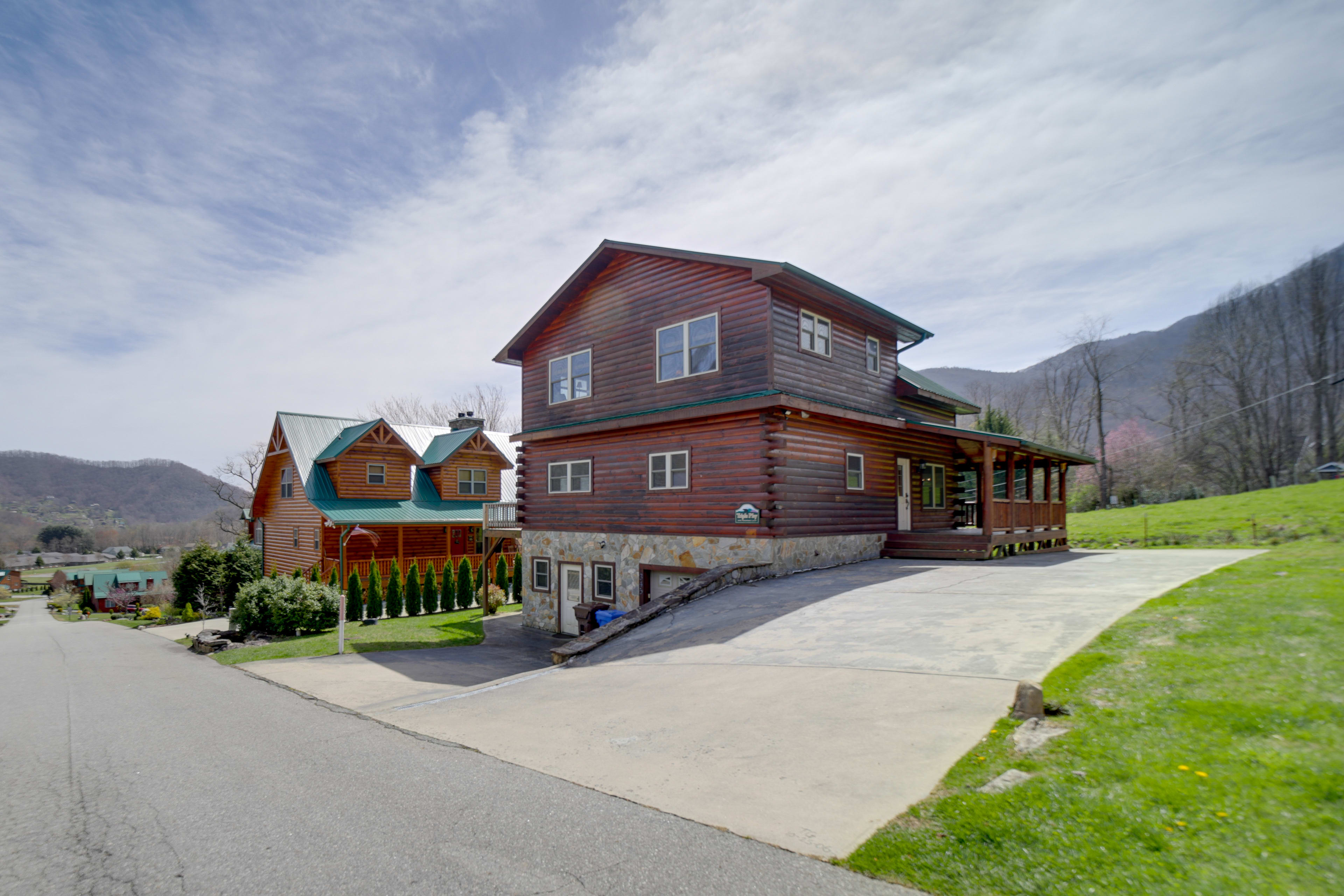 Maggie Valley Cabin w/ Private Hot Tub & Game Room