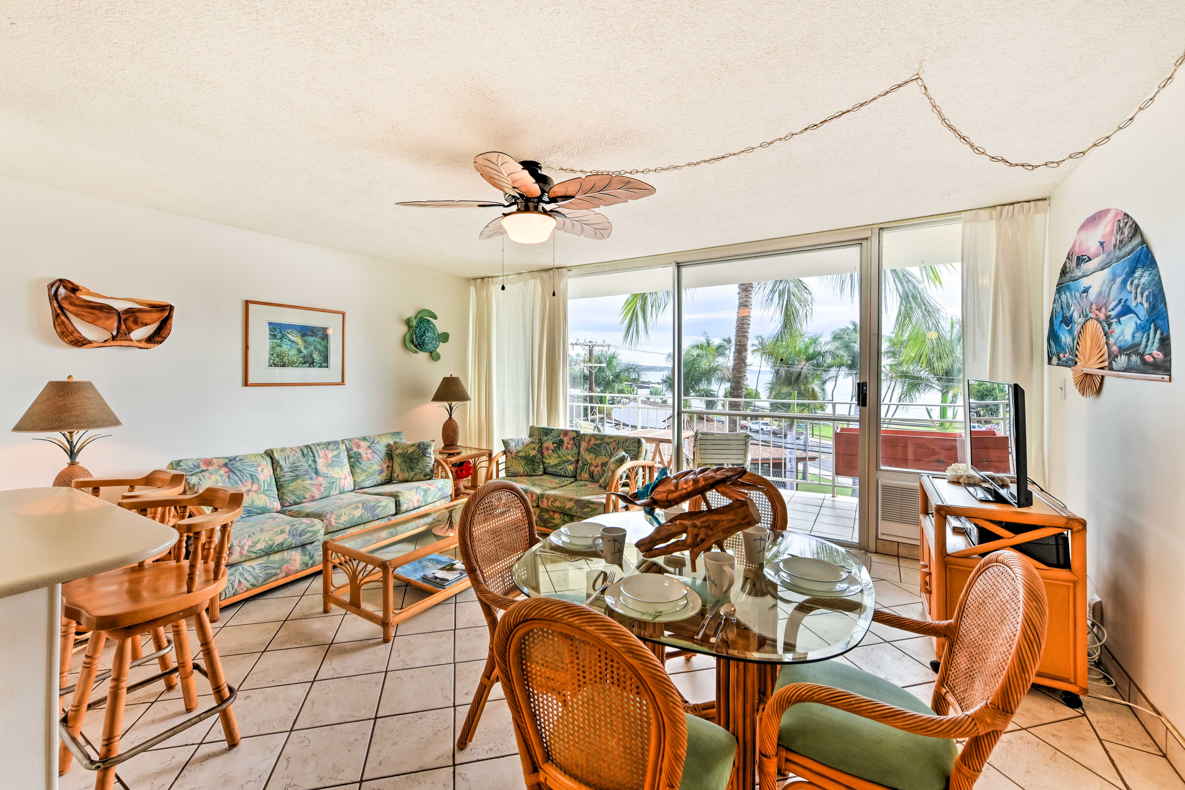 Main Living Space | 2 Cable TVs | Lanai