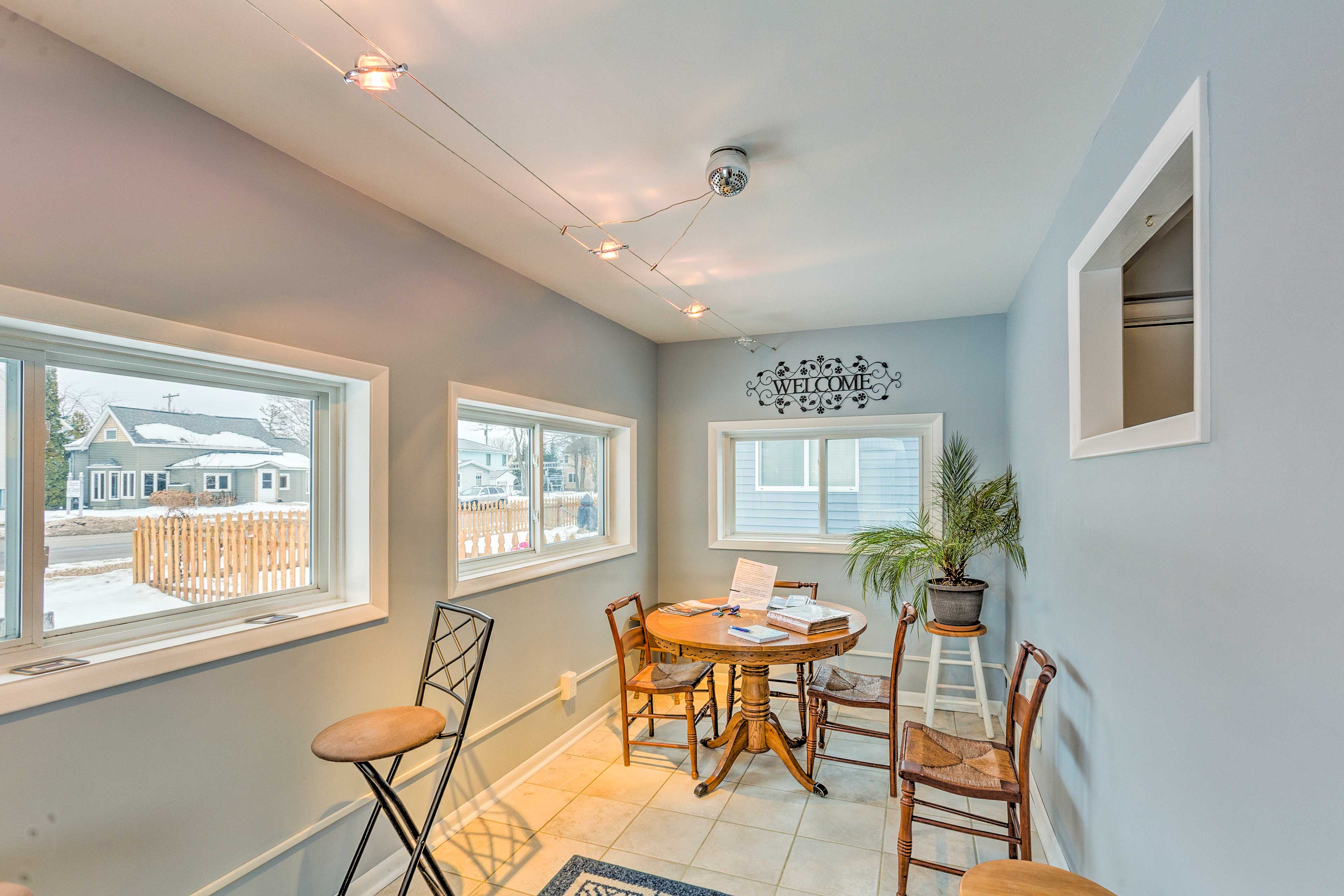 Dining Area | Central Heating | Gas Fireplace