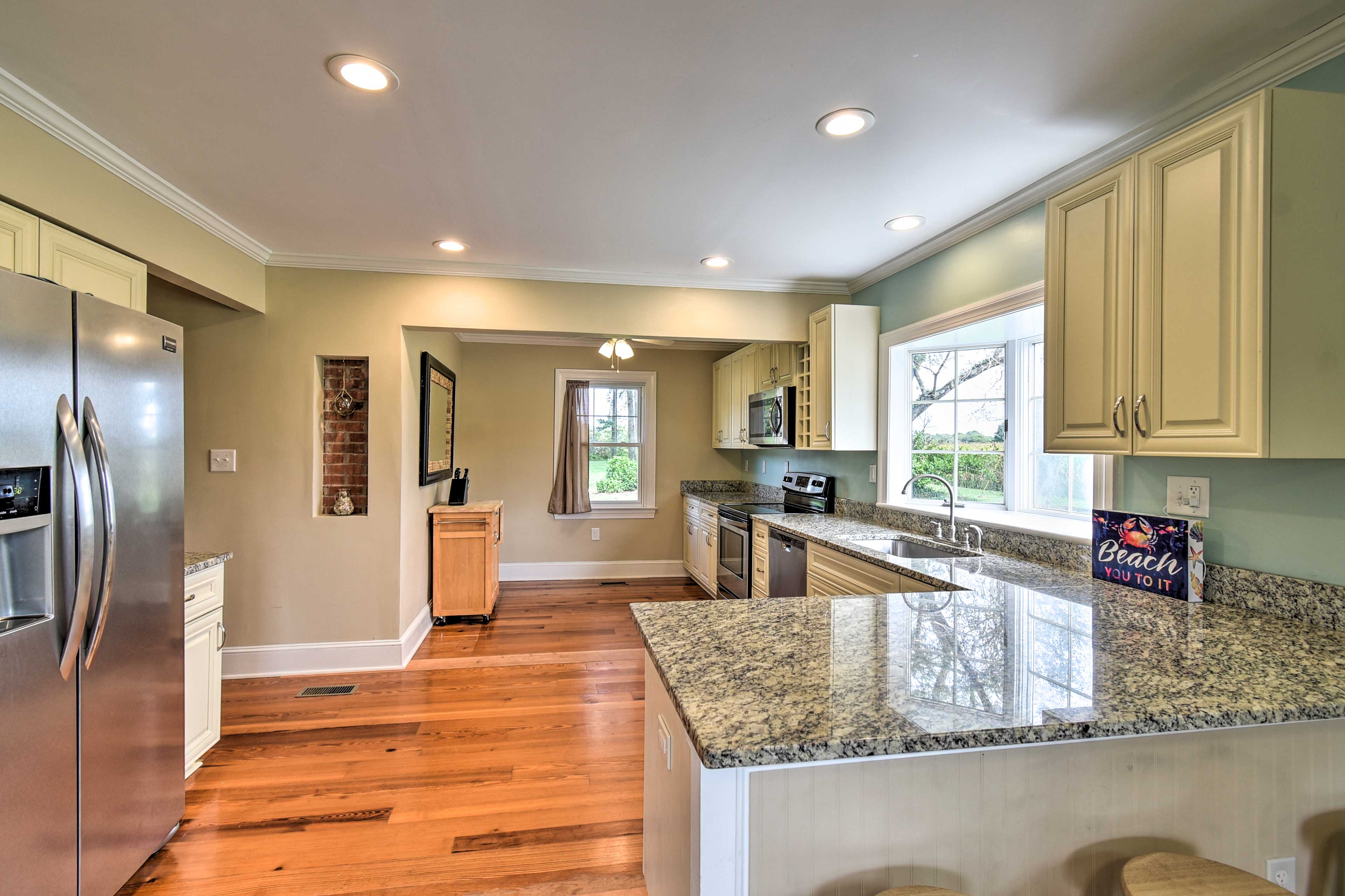 Fully Equipped Kitchen | Breakfast Bar