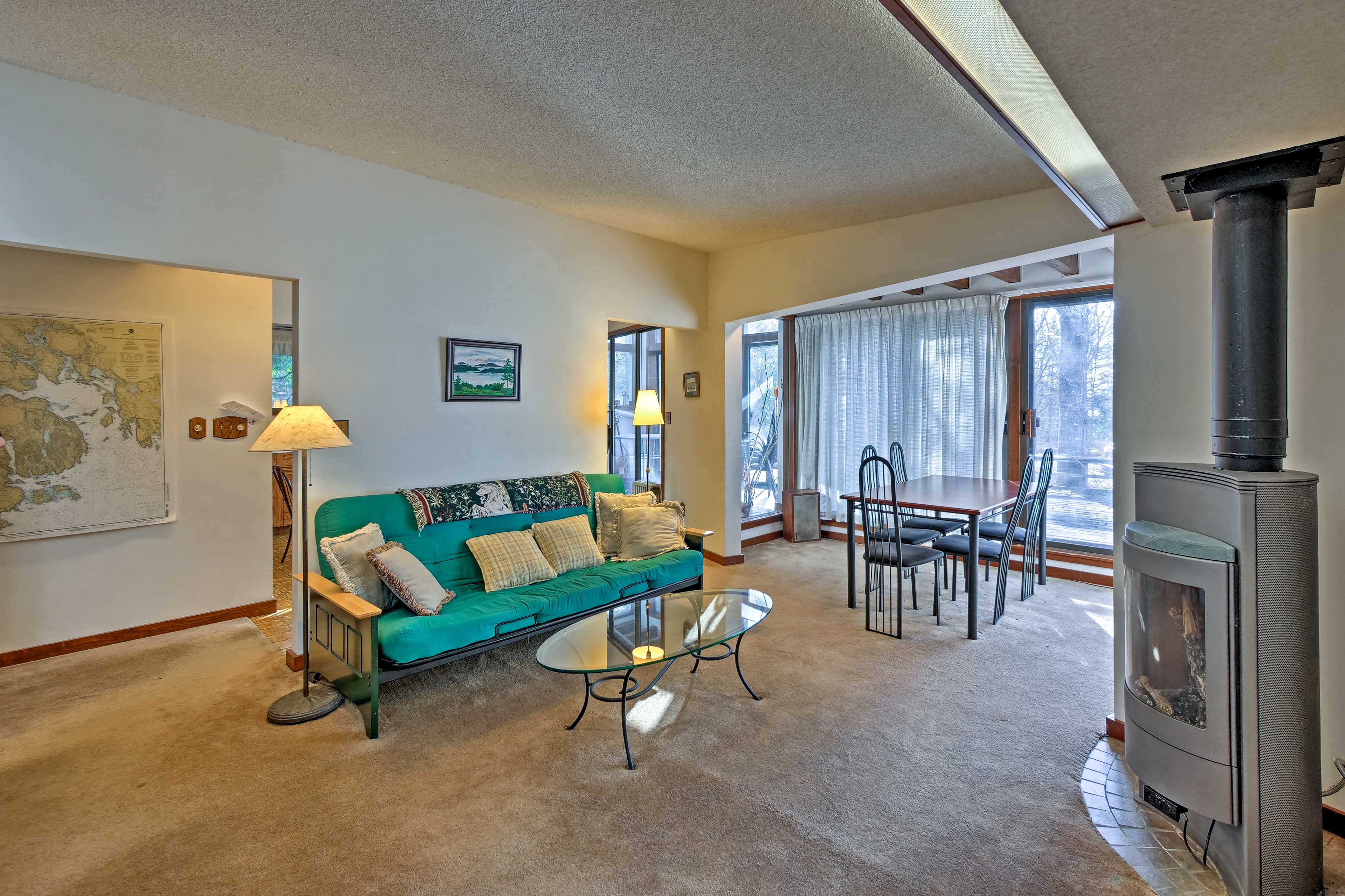 Living Room | Futon | Smart TV | Free WiFi | Central Heating