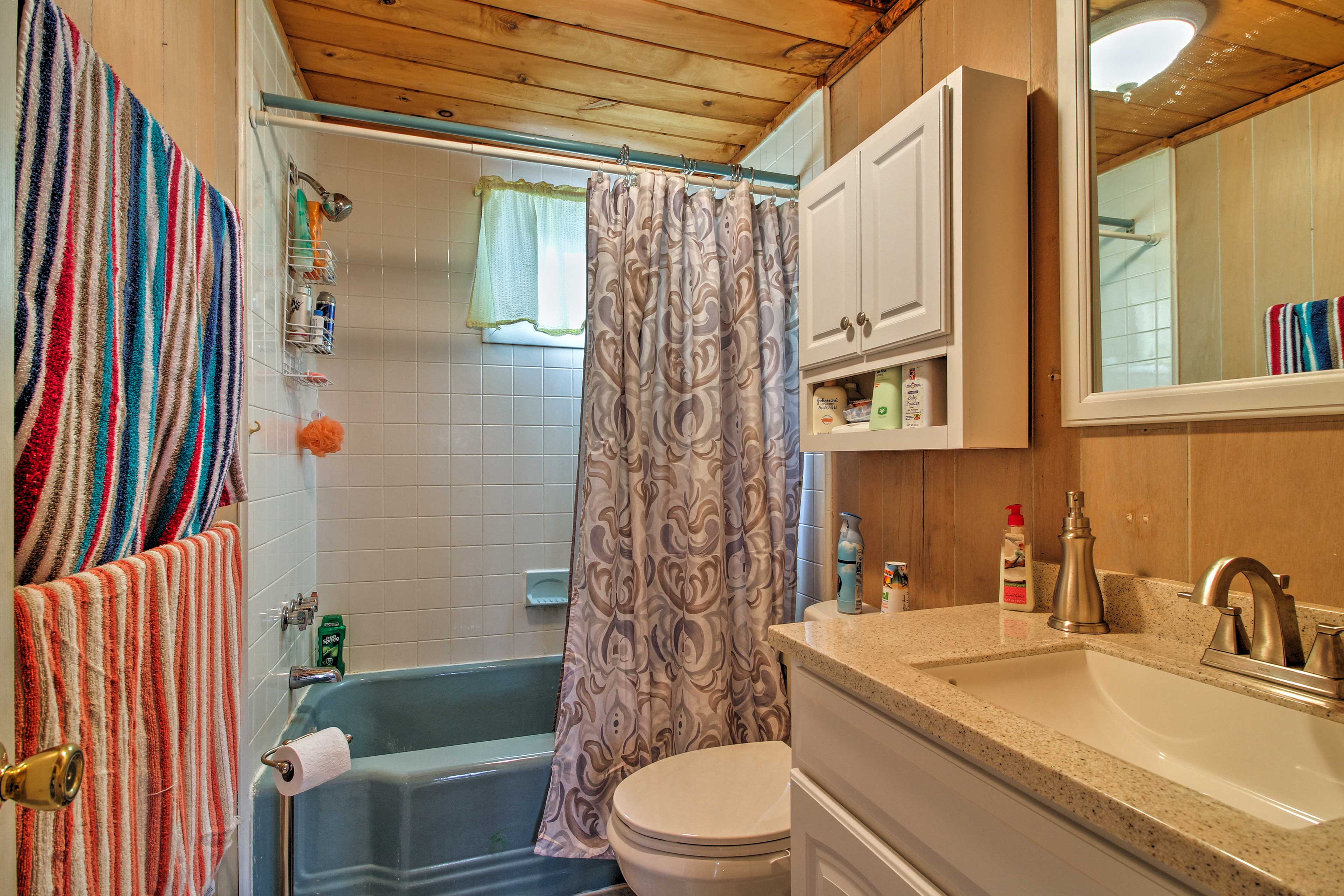 Full Bathroom | Towels Provided