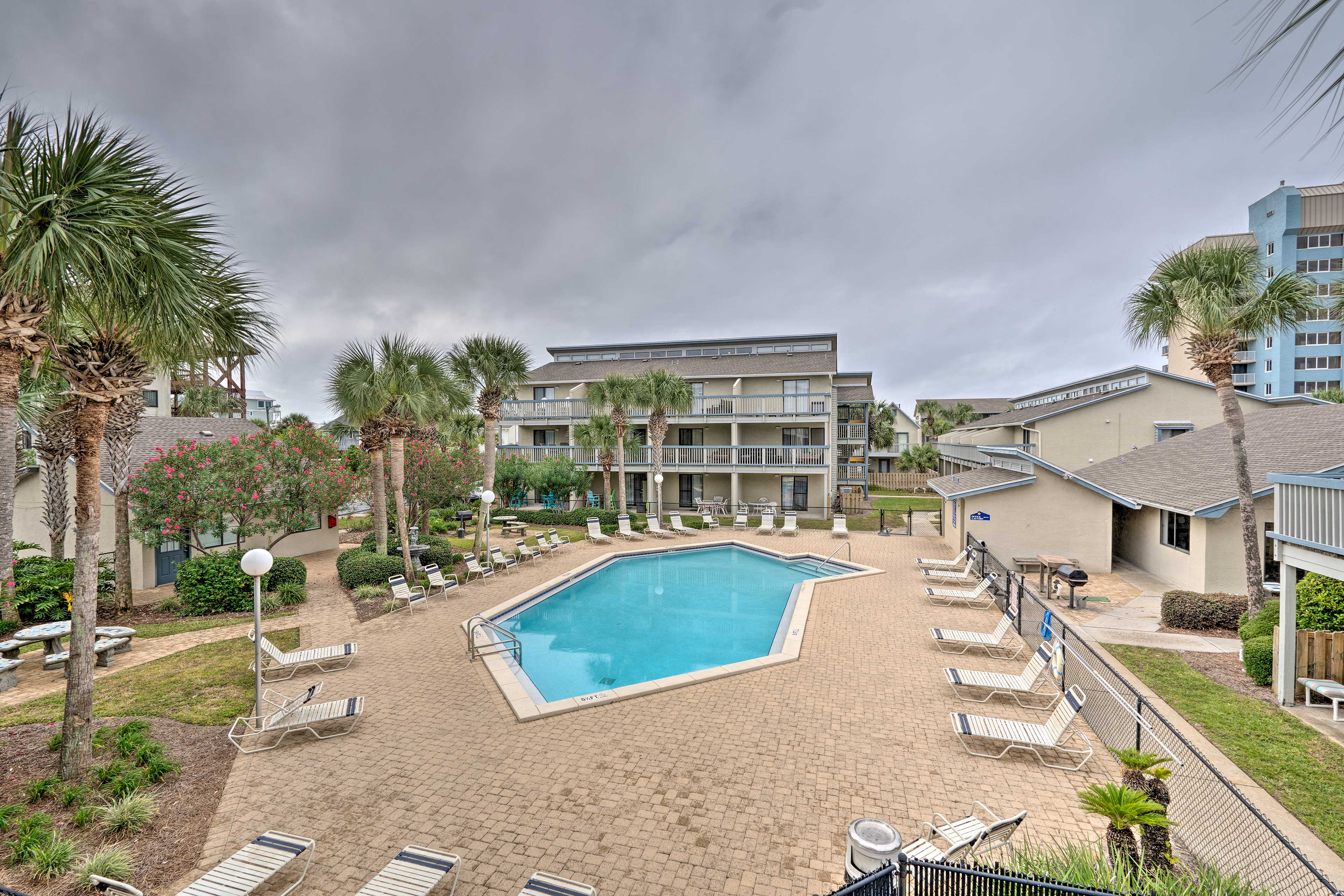 Community Amenities | Pool | Charcoal Grill | Beach Access