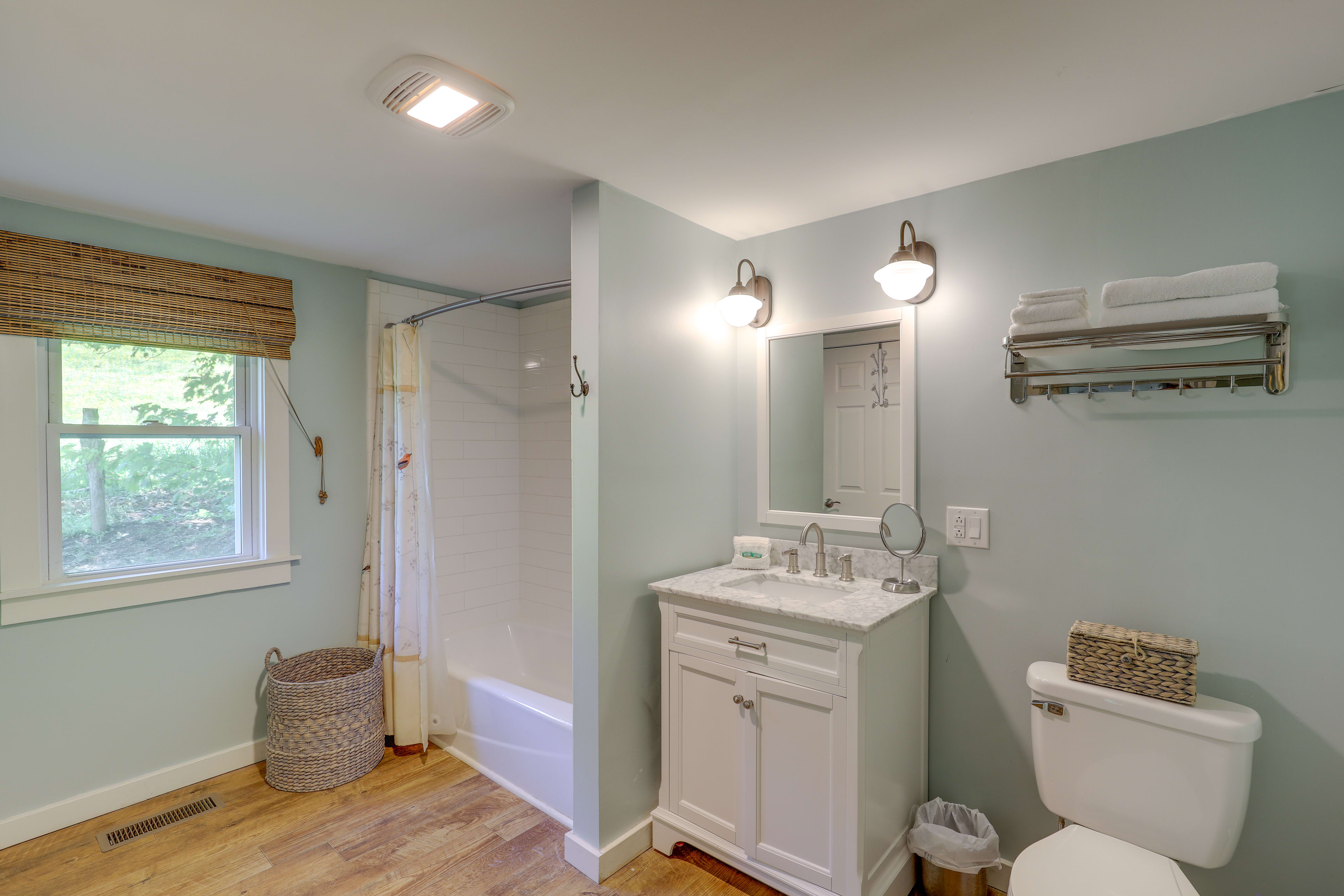 Full Bathroom | Complimentary Toiletries | Shower/Tub Combo