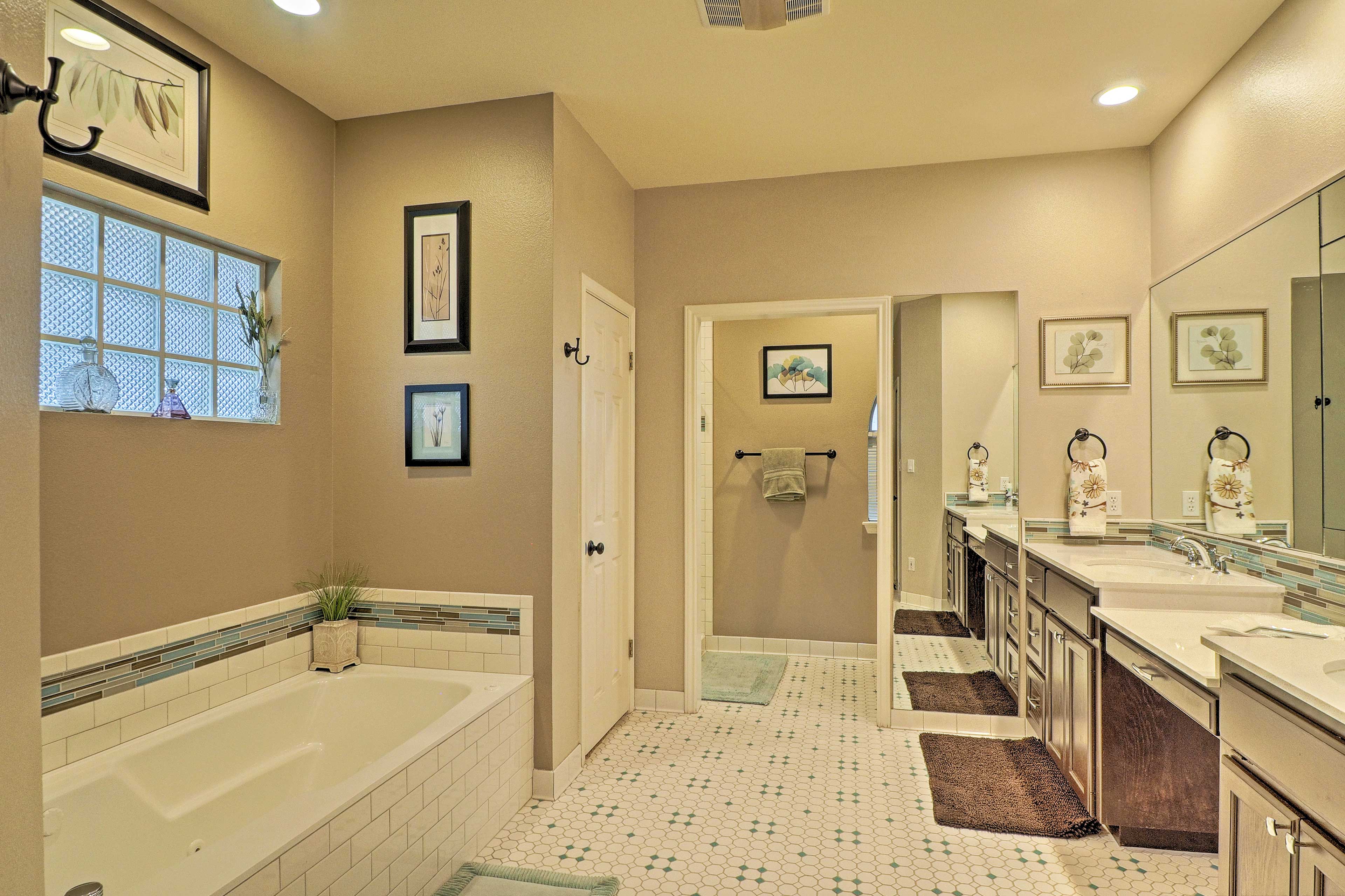 En-Suite Bathroom | Towels Provided