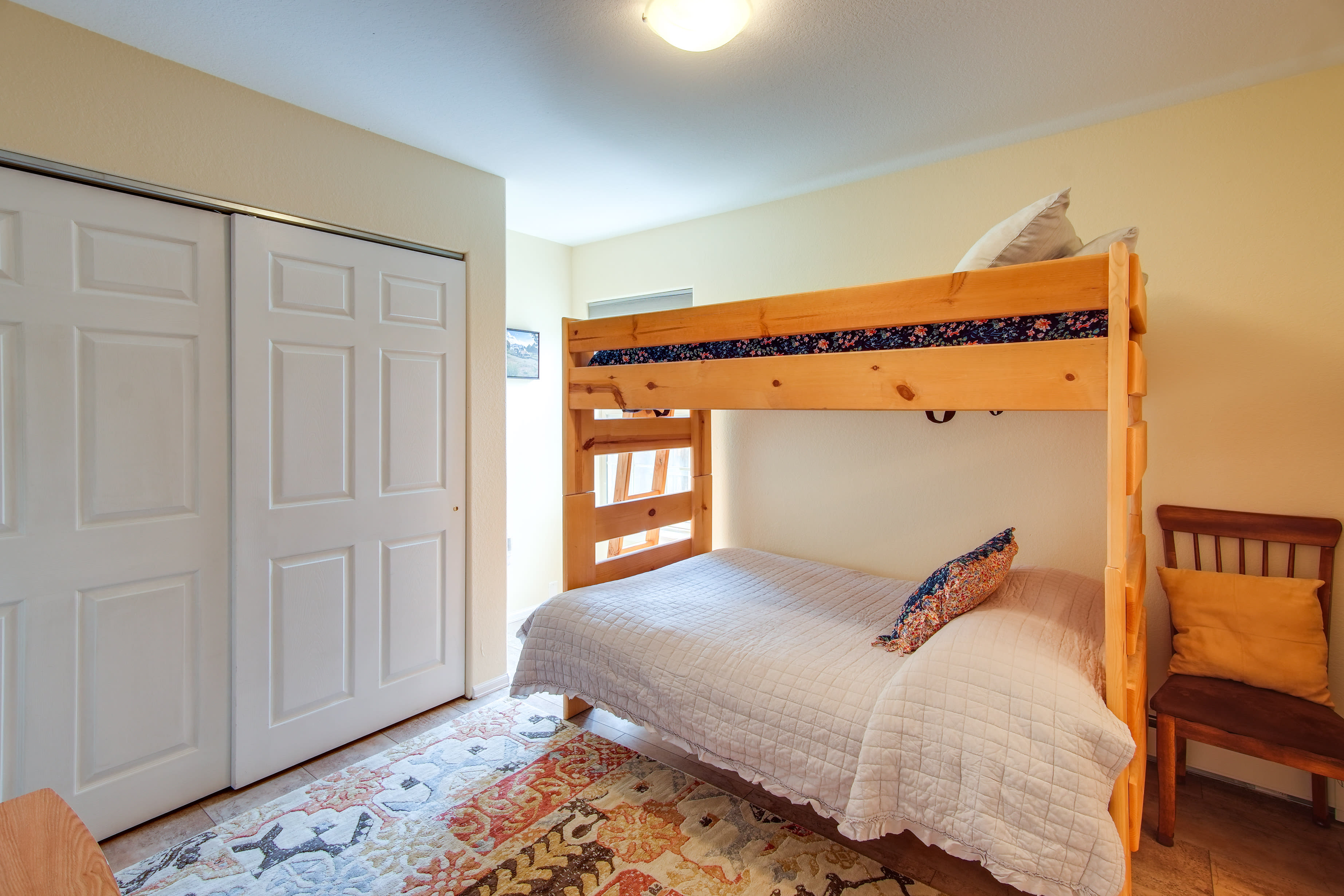 Bedroom 3 | Twin/Full Bunk Bed