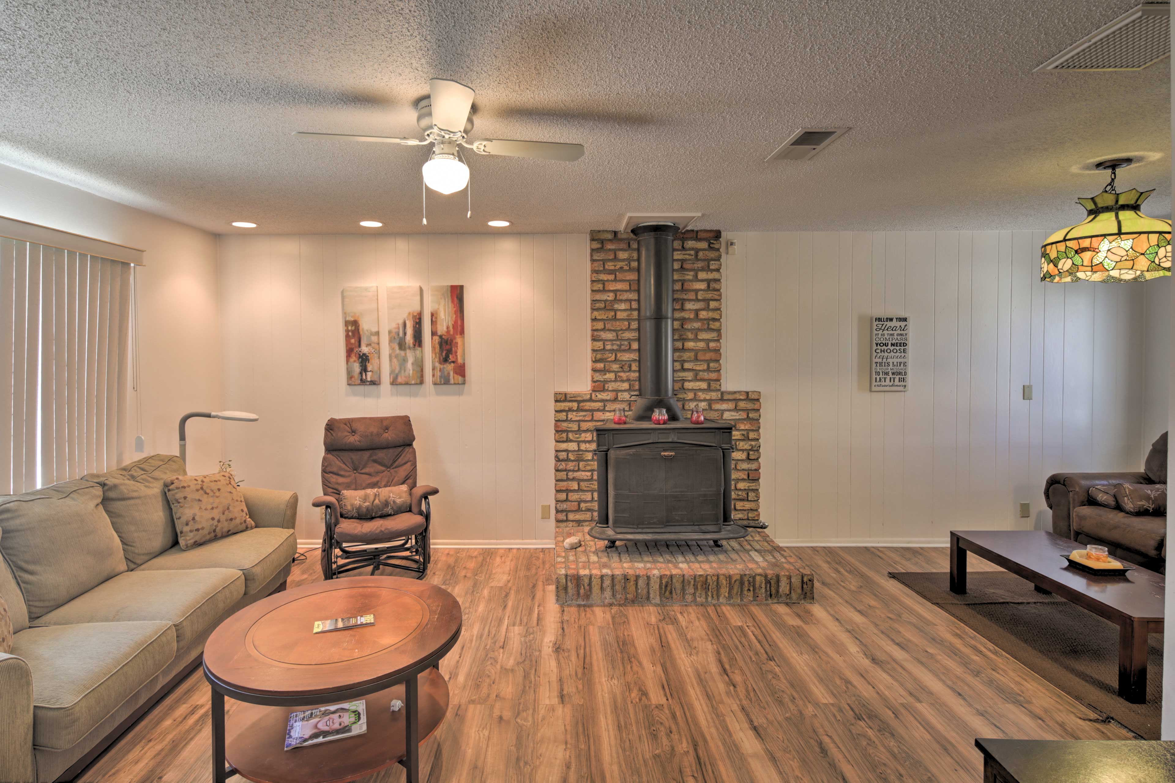Living Room | Free WiFi | Central A/C & Heating | Smart TV | Gas Fireplace