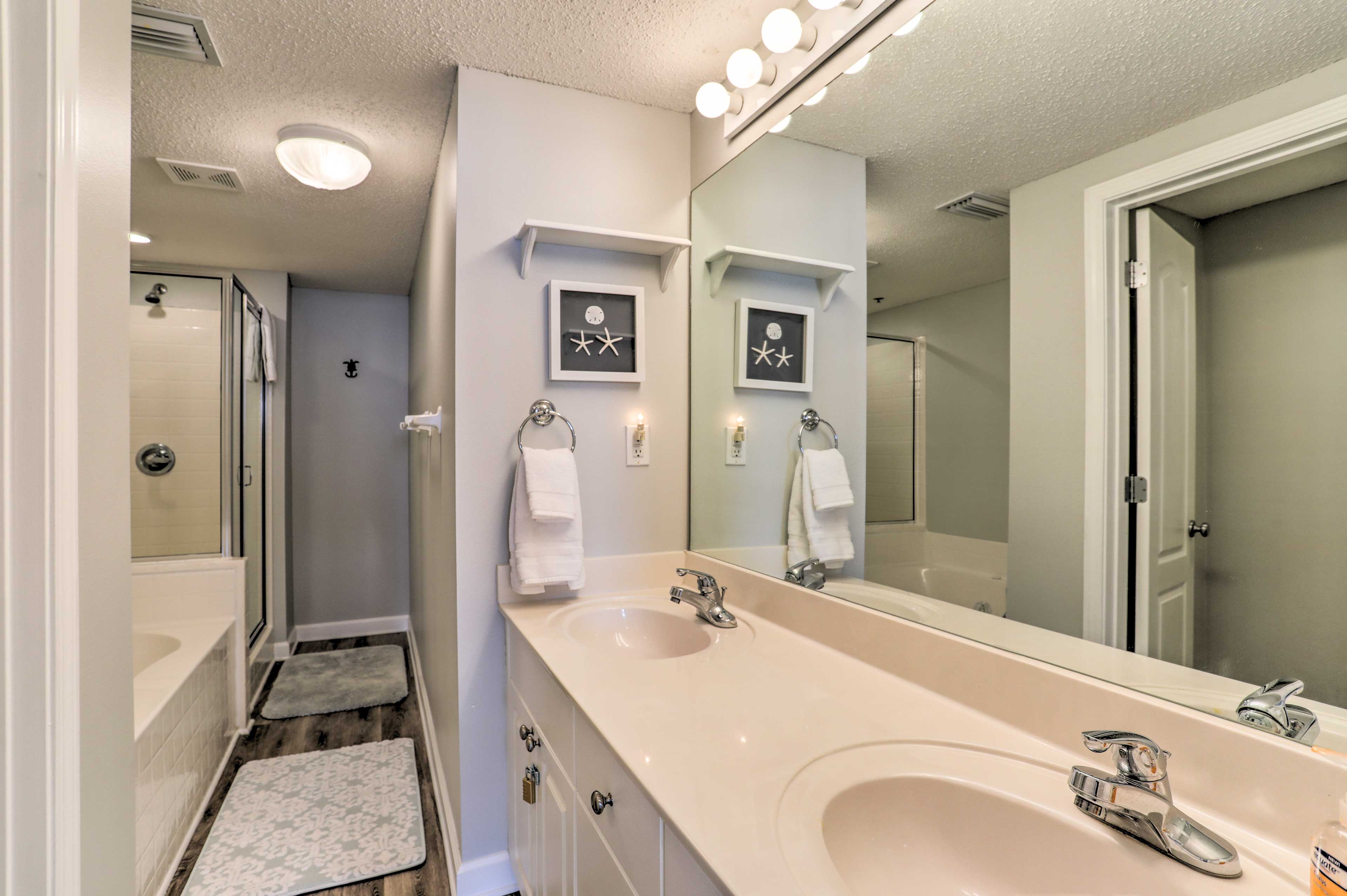 En-Suite Bathroom | Towels & Linens Provided