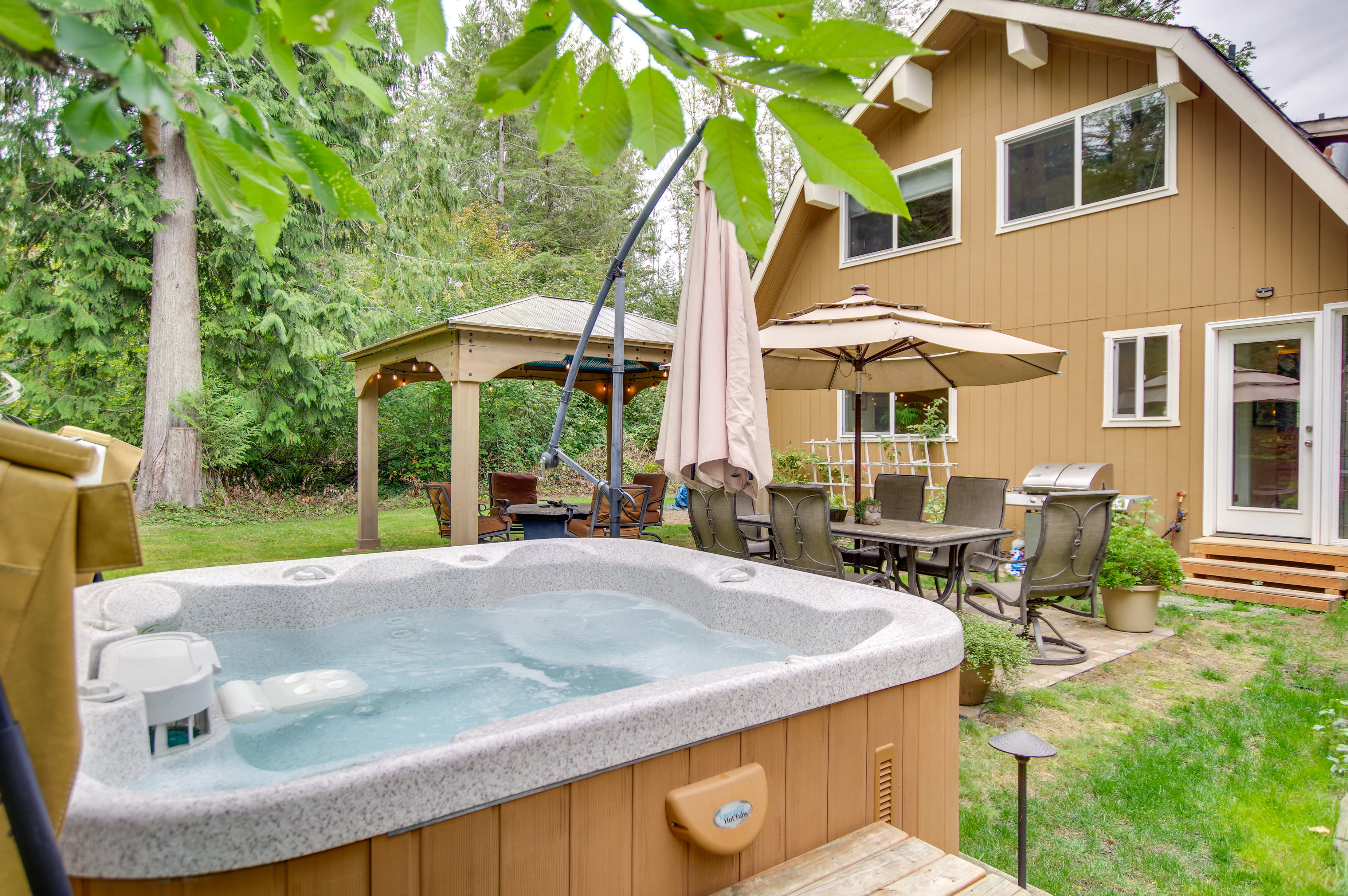 Backyard | Gas Grill | Hot Tub | Fire Pit