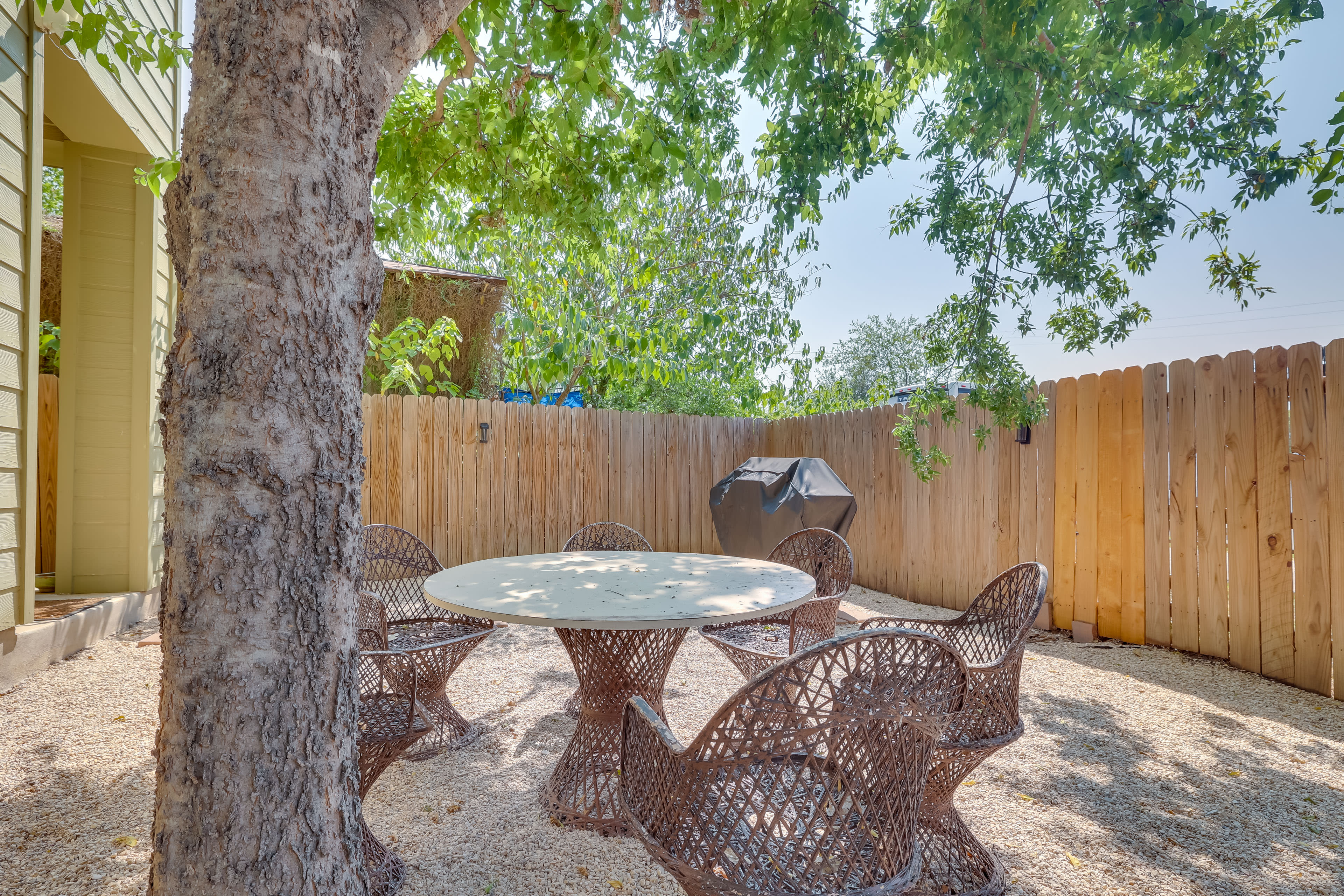 Private Backyard | Charcoal Grill