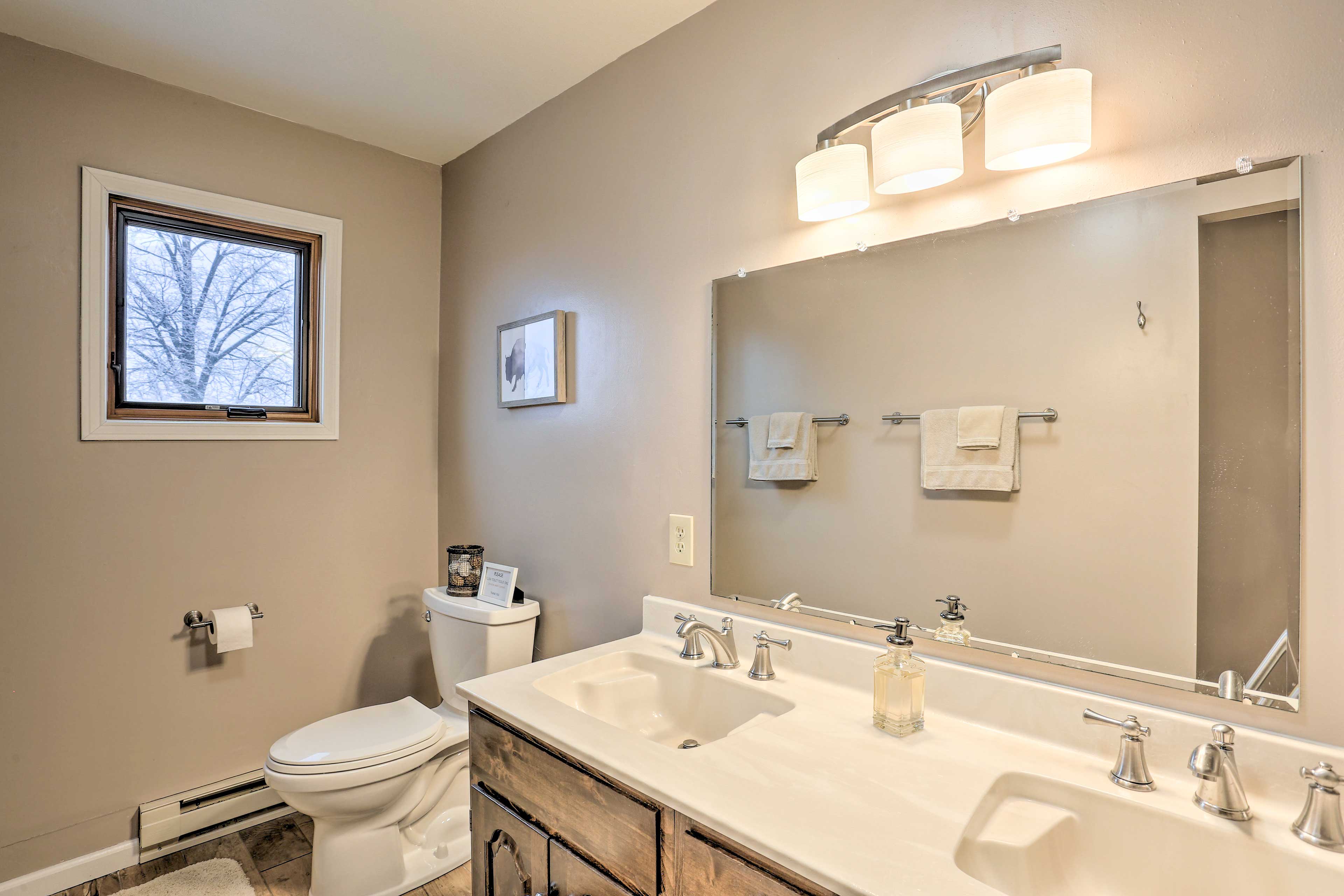 En-Suite Bathroom | Linens & Towels