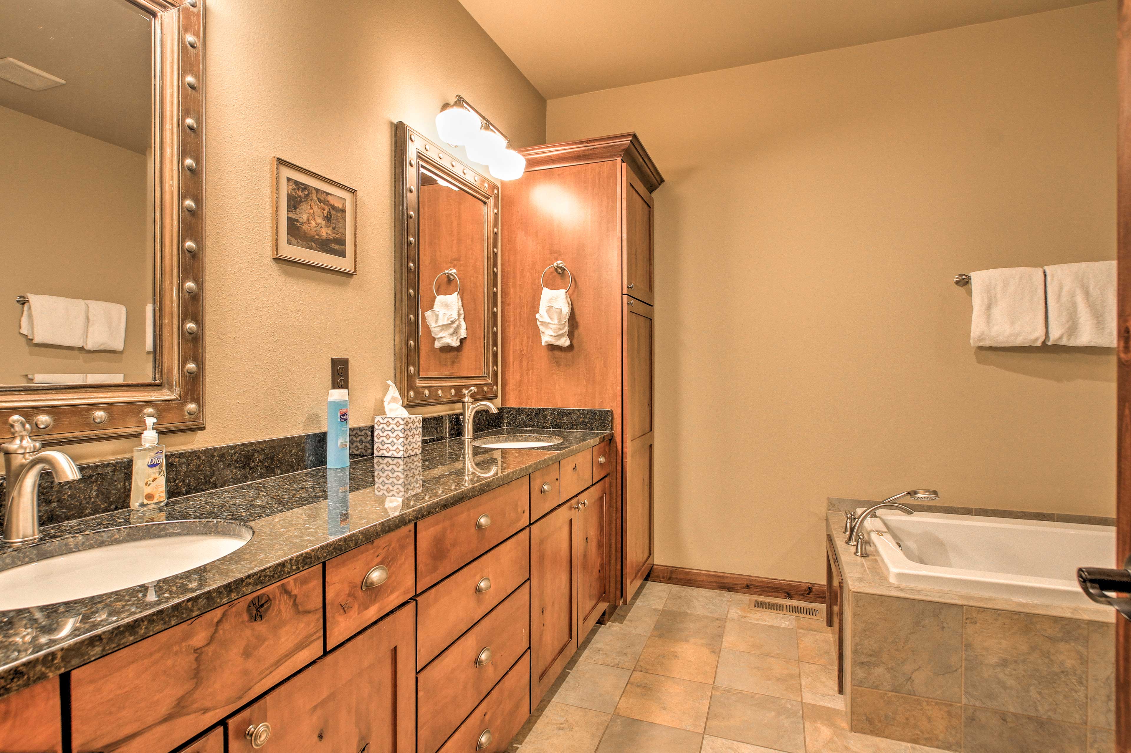 Full Bathroom | Complimentary Toiletries | Towels Provided