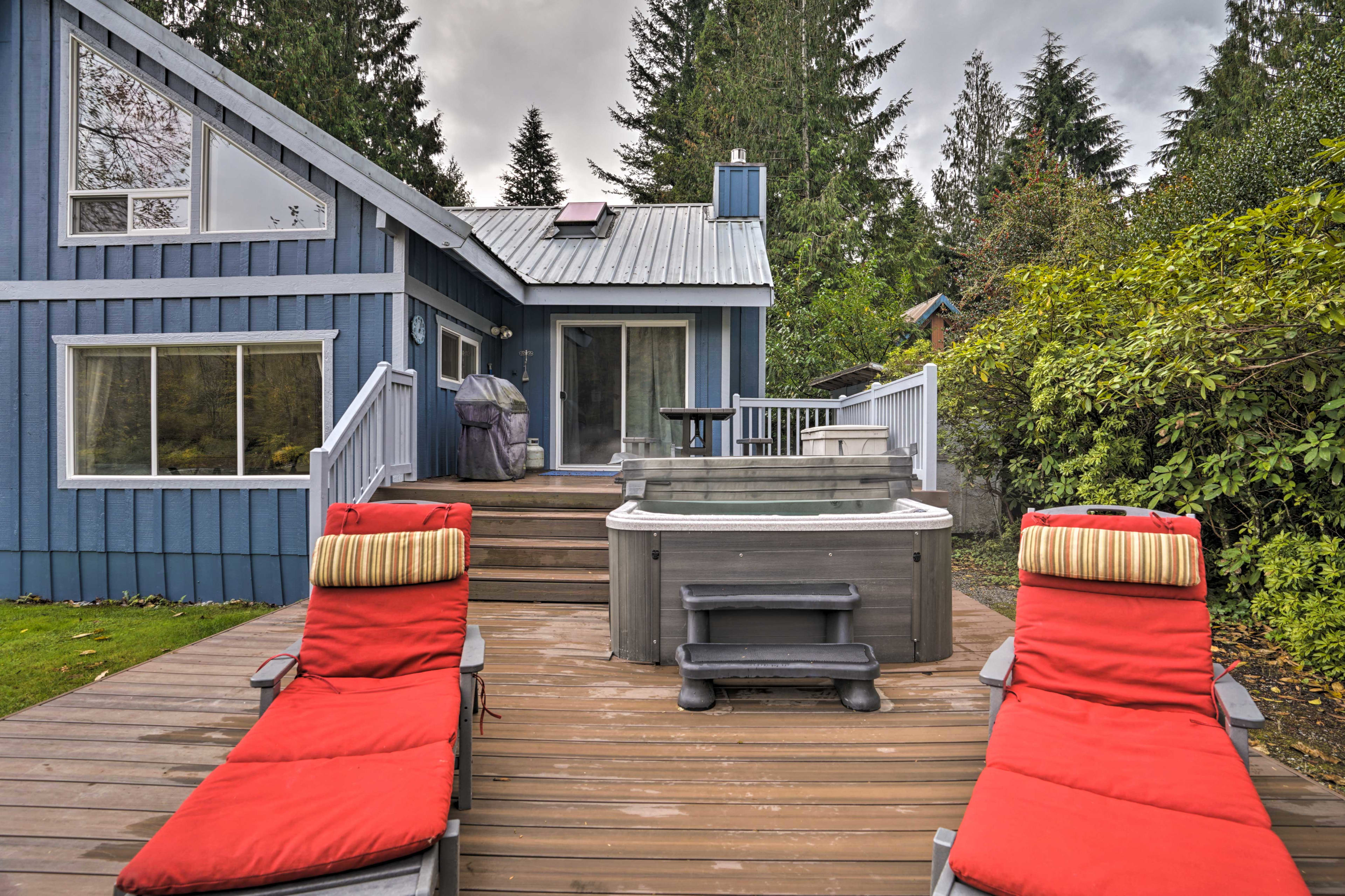 Deck w/ Hot Tub & Gas Grill