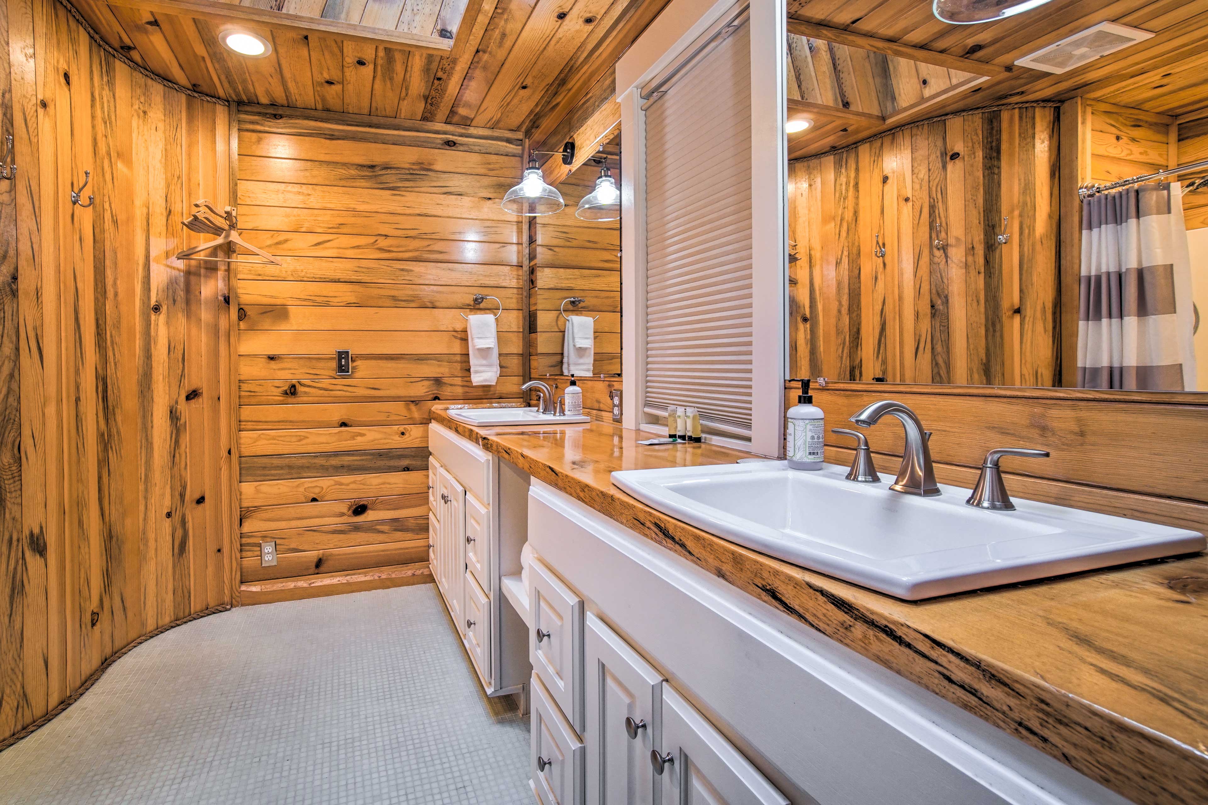 Full En-Suite Bathroom | Towels Provided