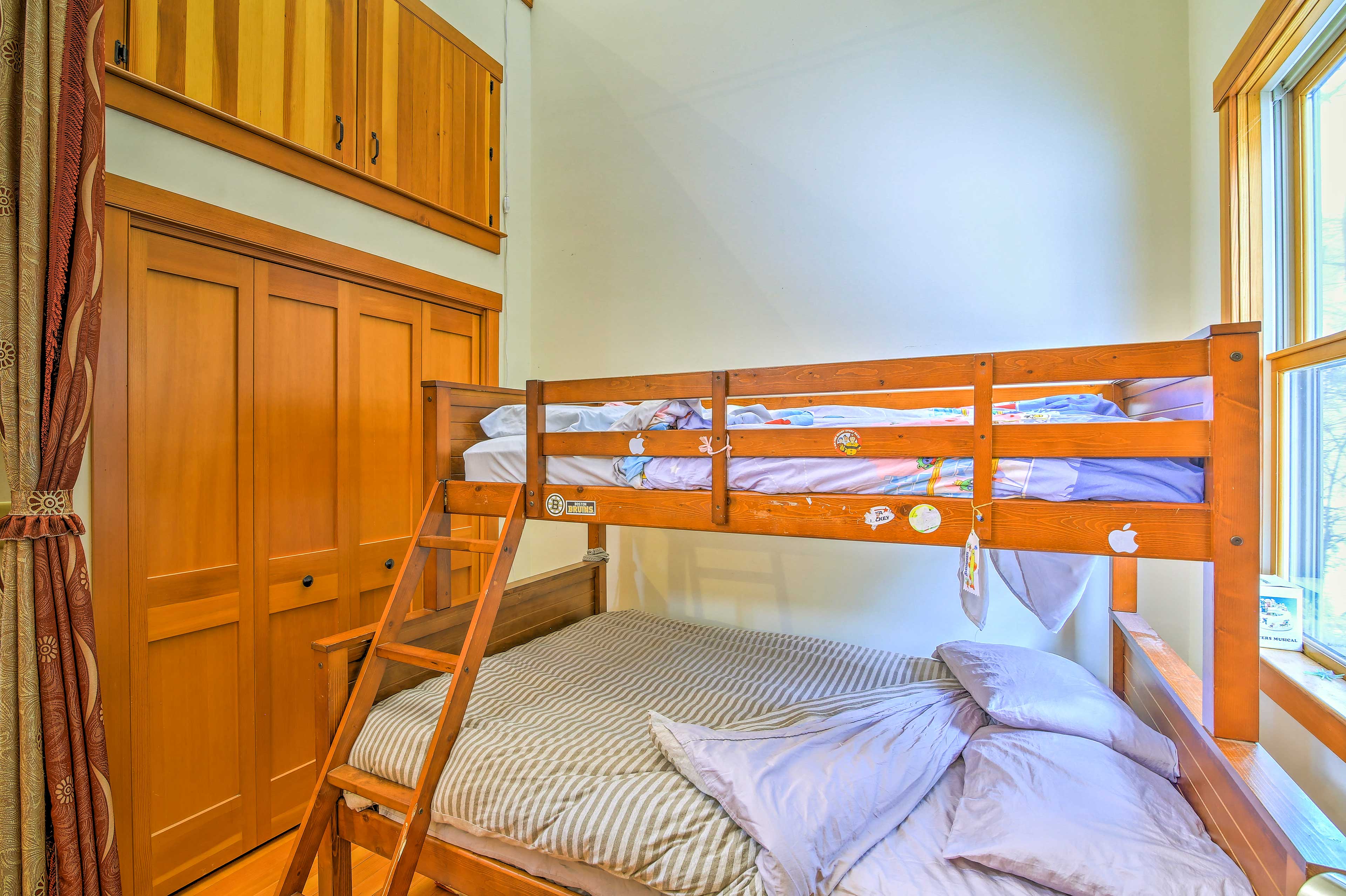 A twin/full bunk bed offers sleeping for 3.