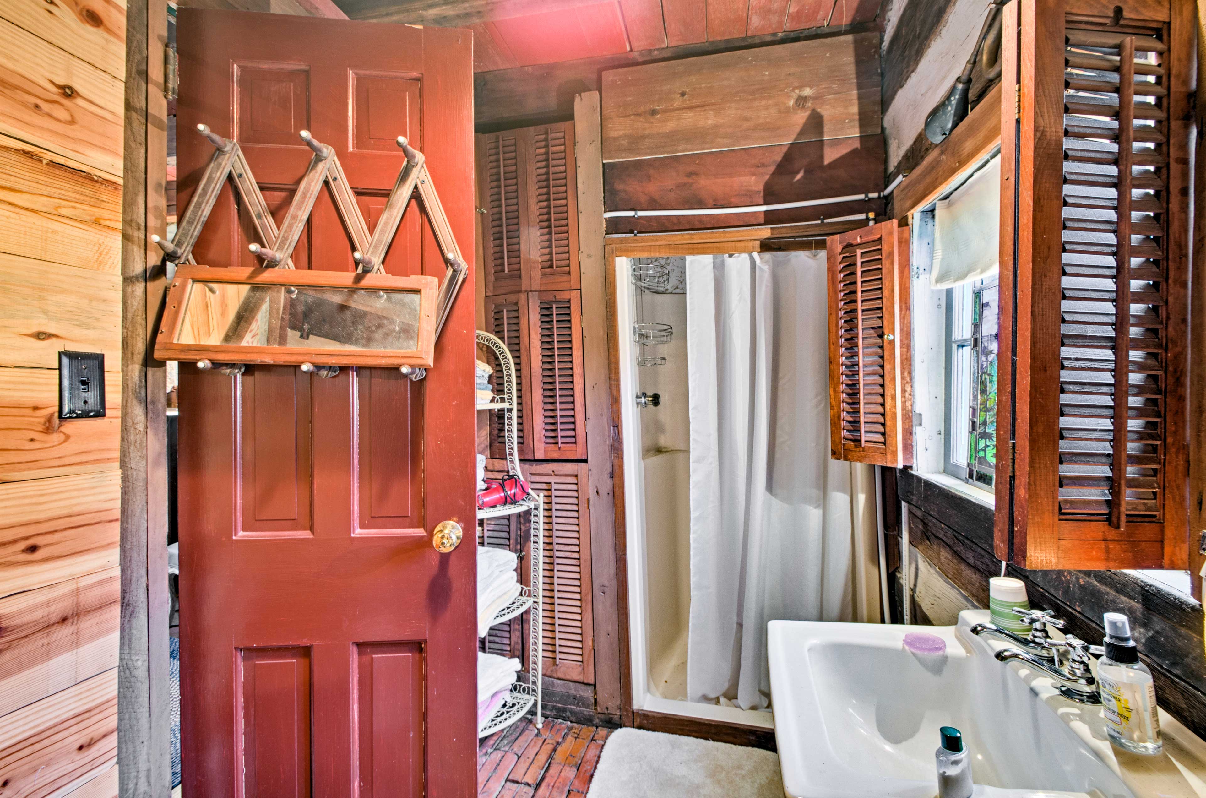 Full Bathroom | Walk-In Shower | Complimentary Toiletries