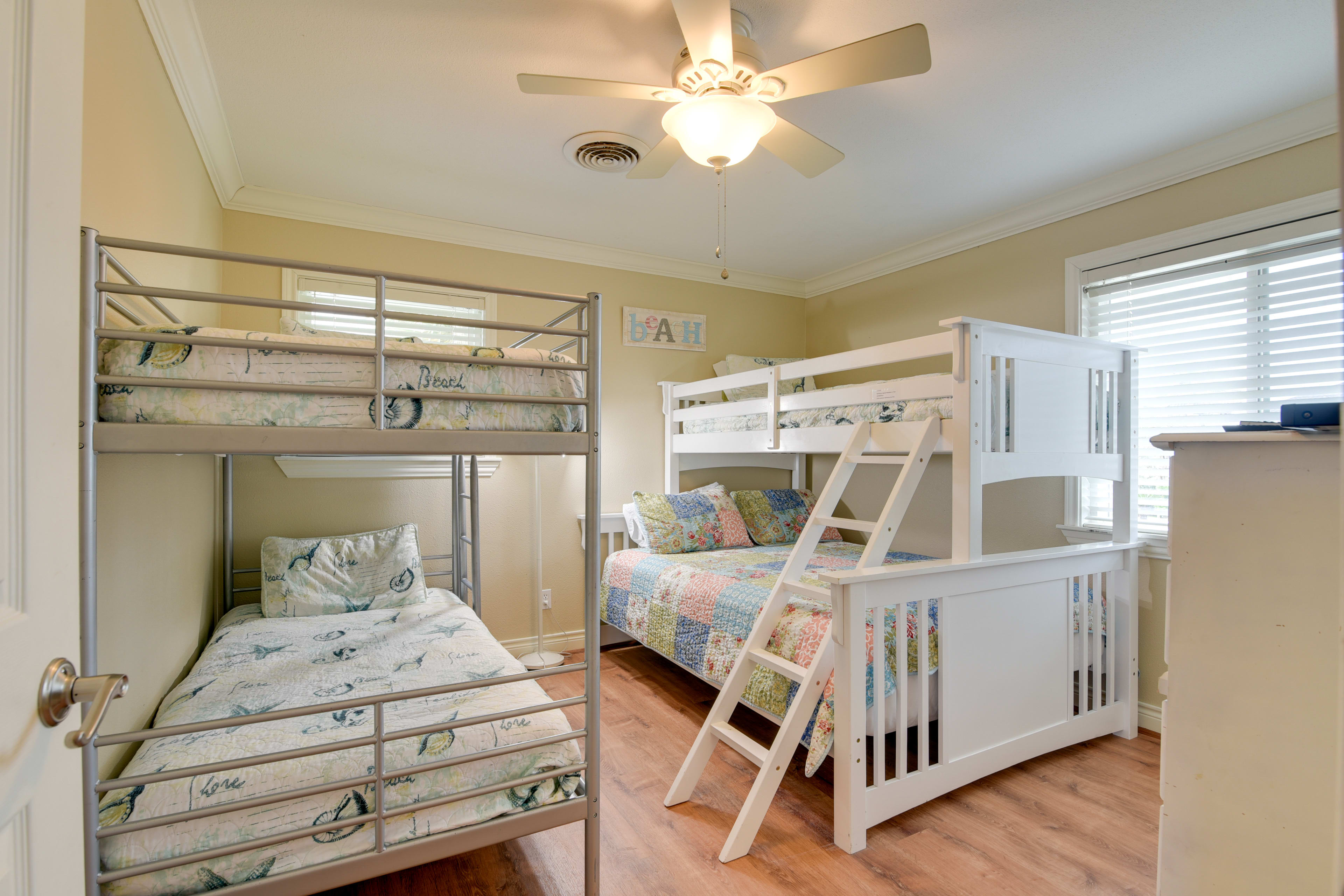 Bedroom 2 | Twin Bunk Bed | Twin/Queen Bunk Bed