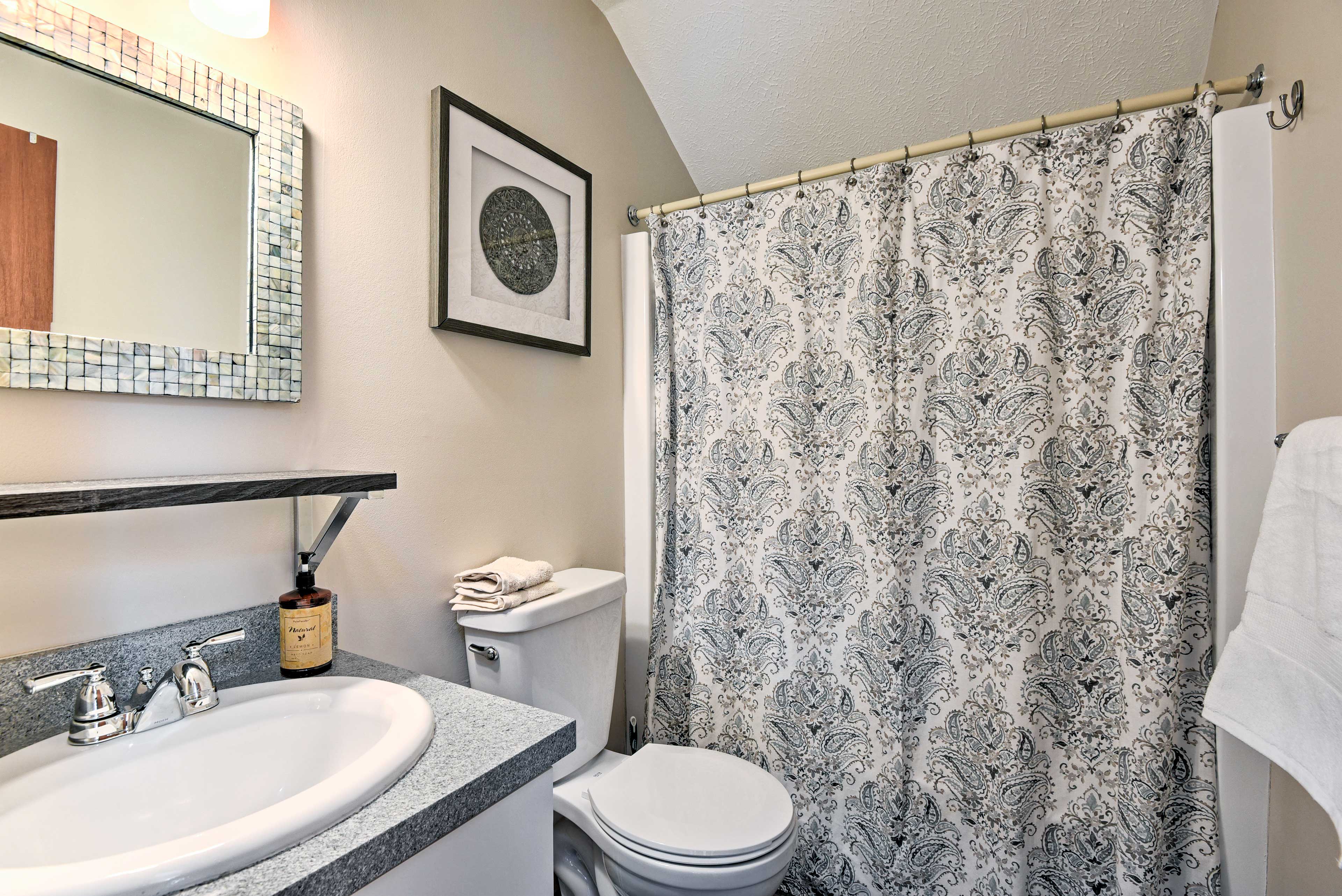 Full Bathroom | Complimentary Toiletries | Hair Dryer