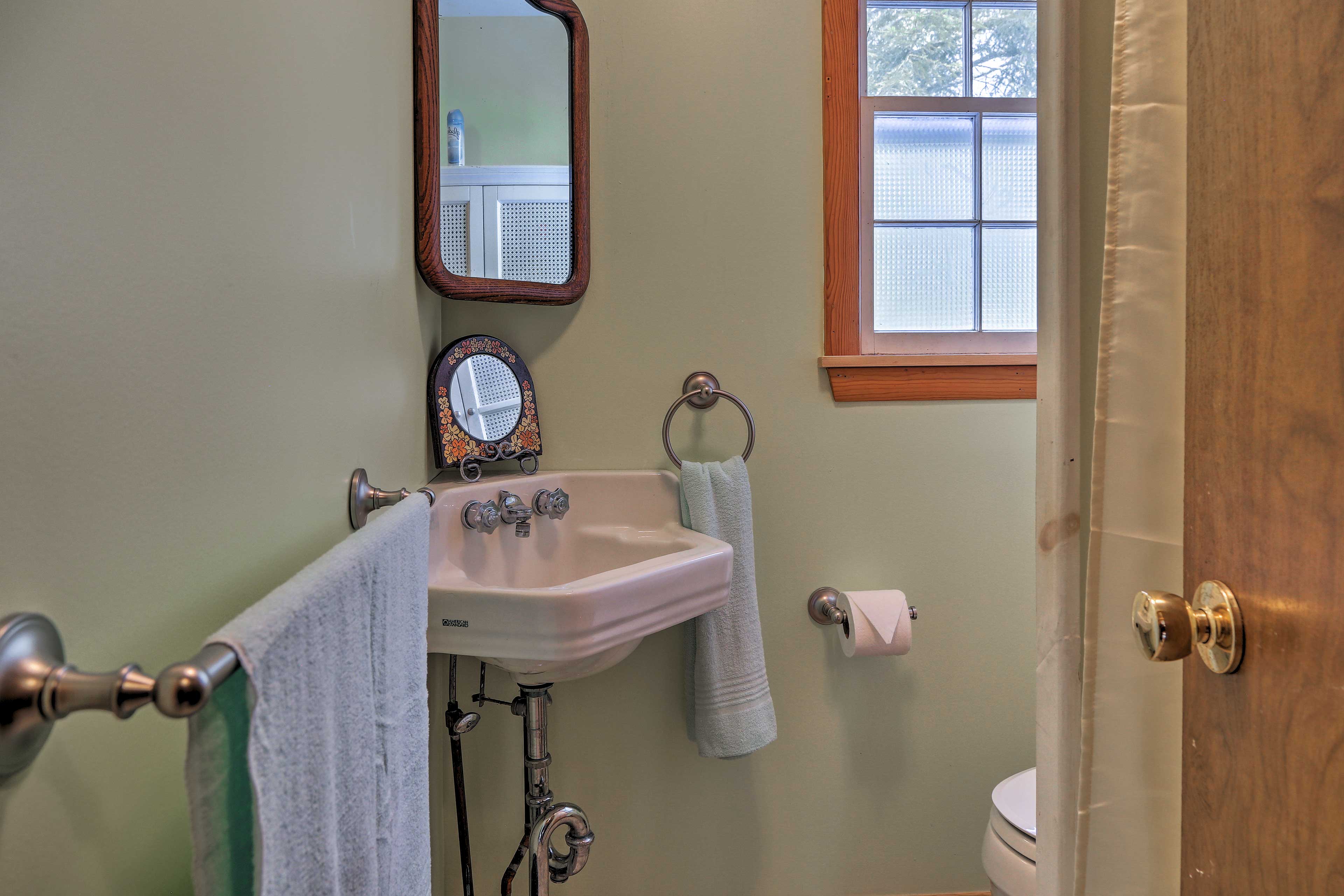 Full Bathroom | Towels & Linens Provided