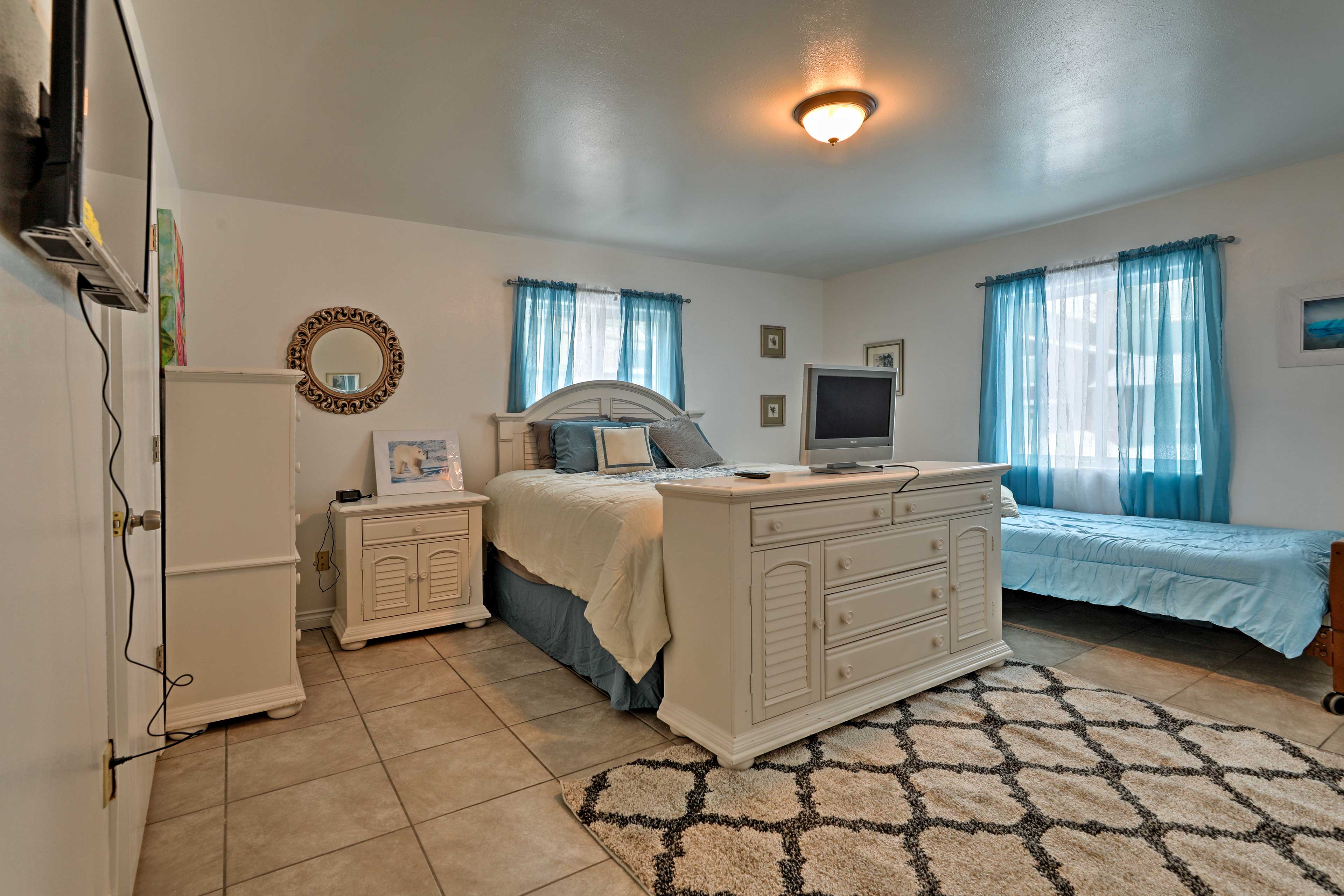 Bedroom 2 | King Bed | Twin Bed