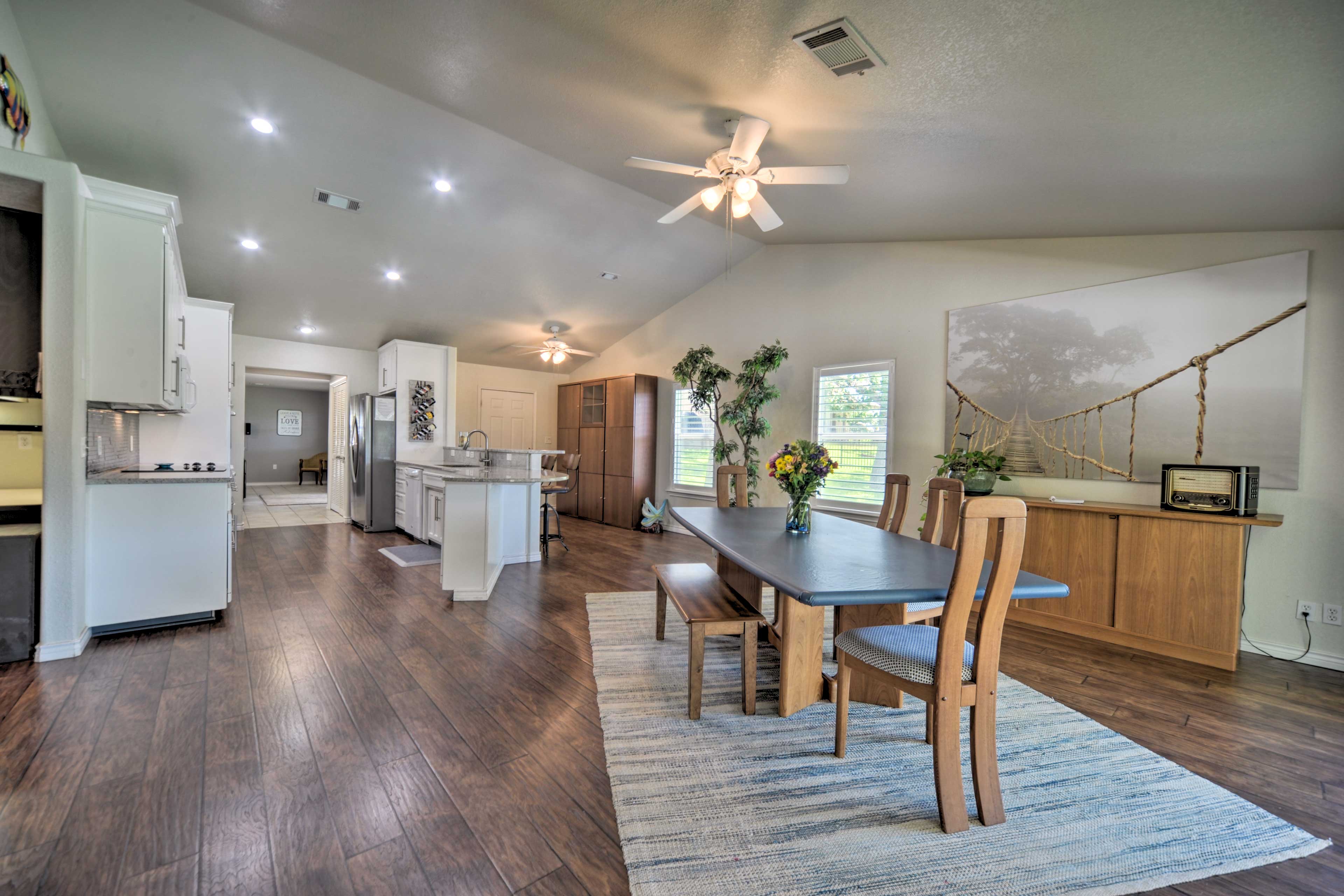 Dining Area | 6-Person Dining Table