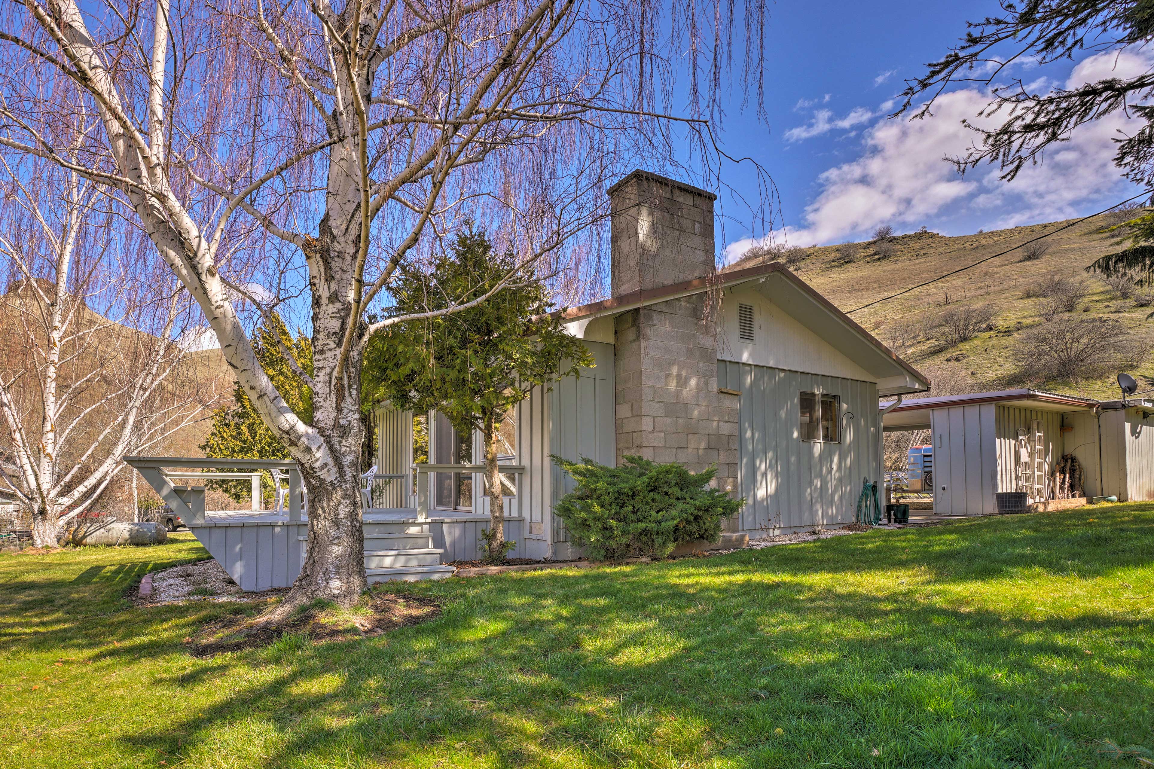 With a beautiful lawn, large deck, stunning views, it doesn’t get much better!