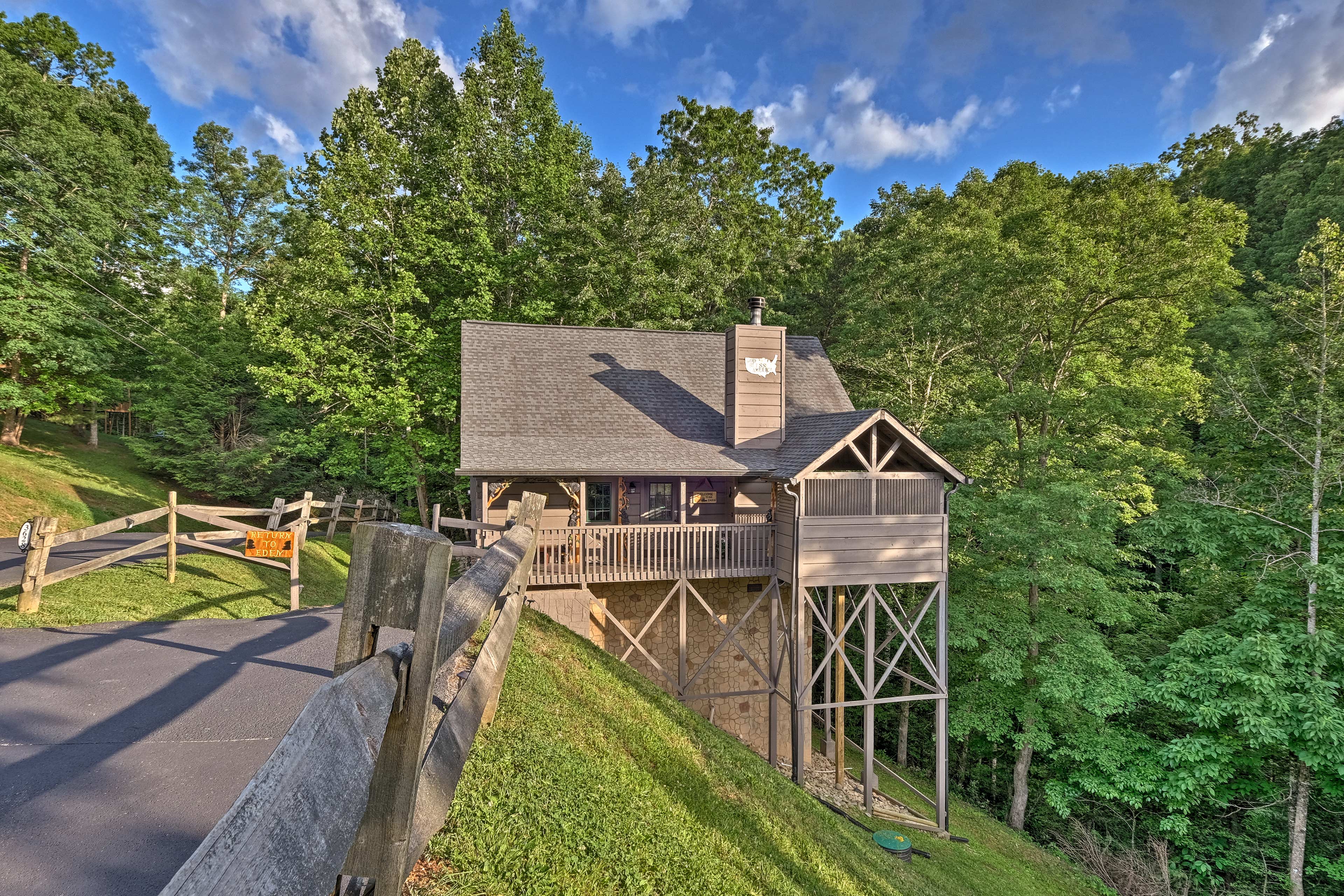 Minutes from Dollywood, this home is cozy and convenient.