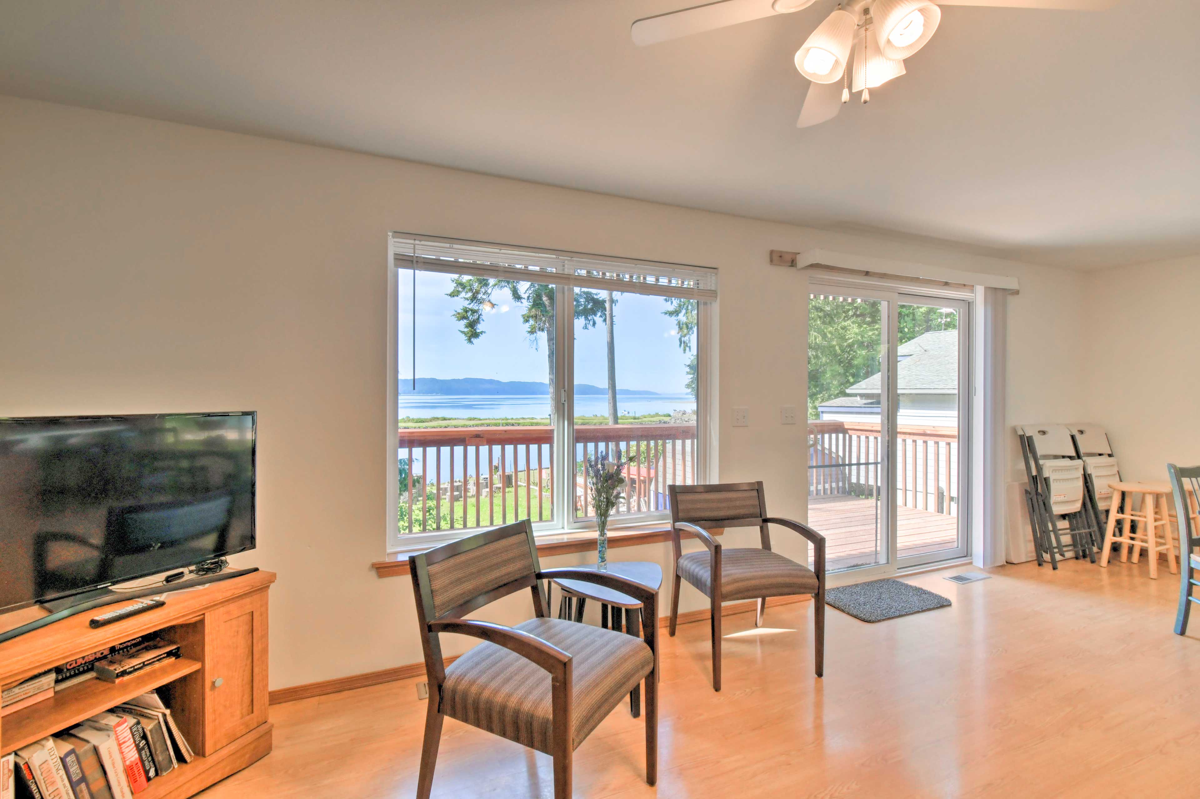 Living Room | Smart TV | Queen Sleeper Sofa | Gas Fireplace