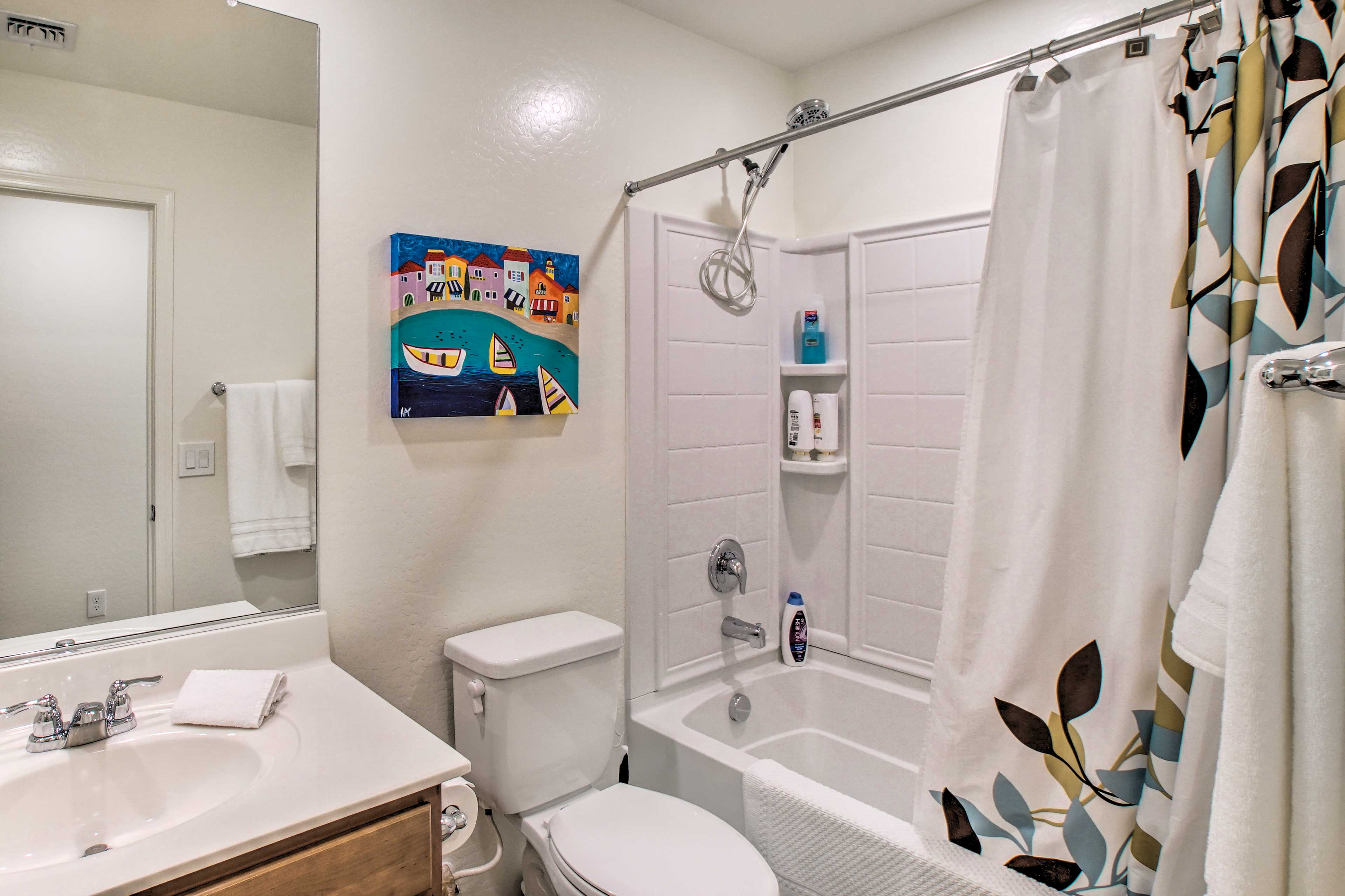 Full Bathroom | Towels Provided