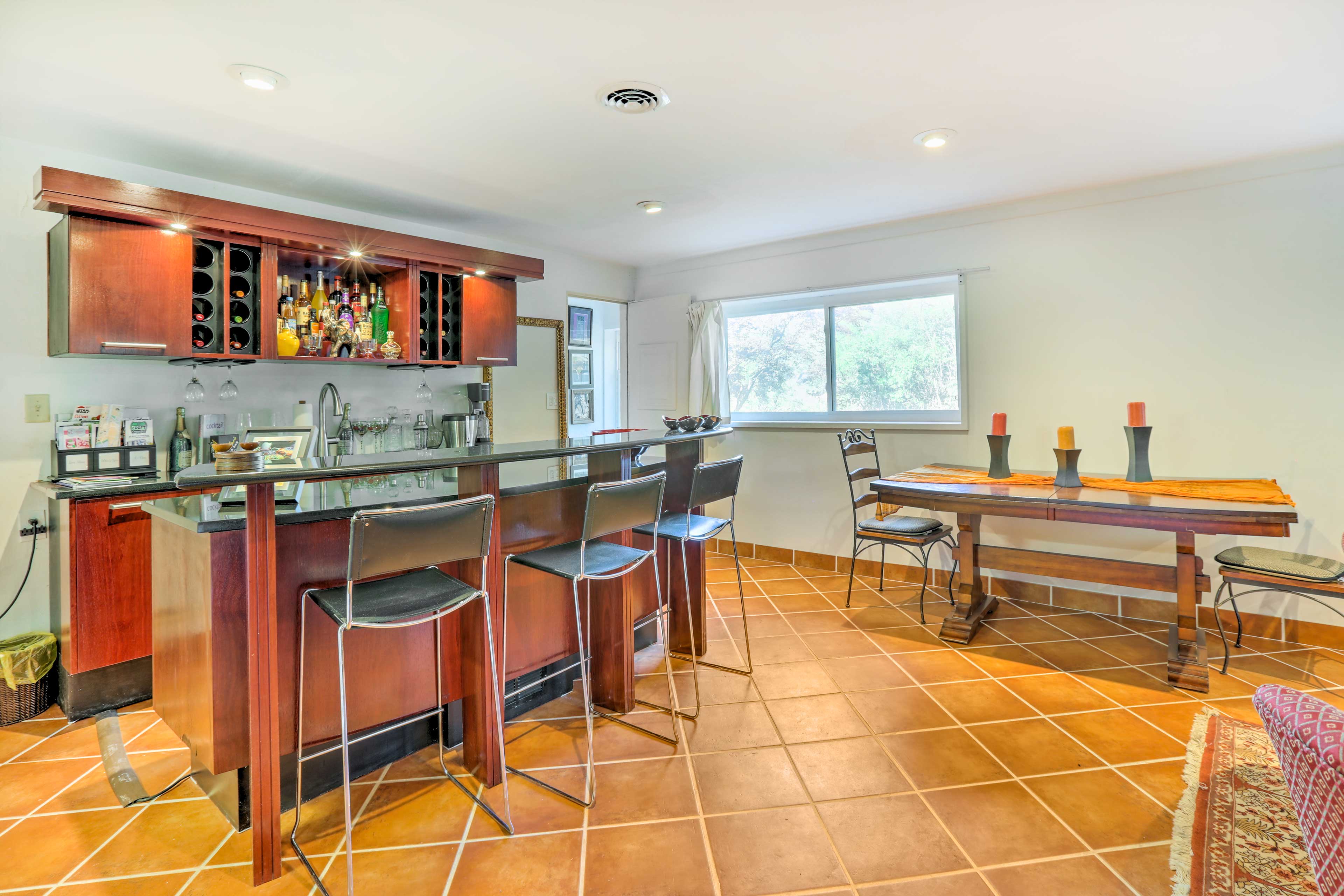 Living Room | Cable TV | Wet Bar