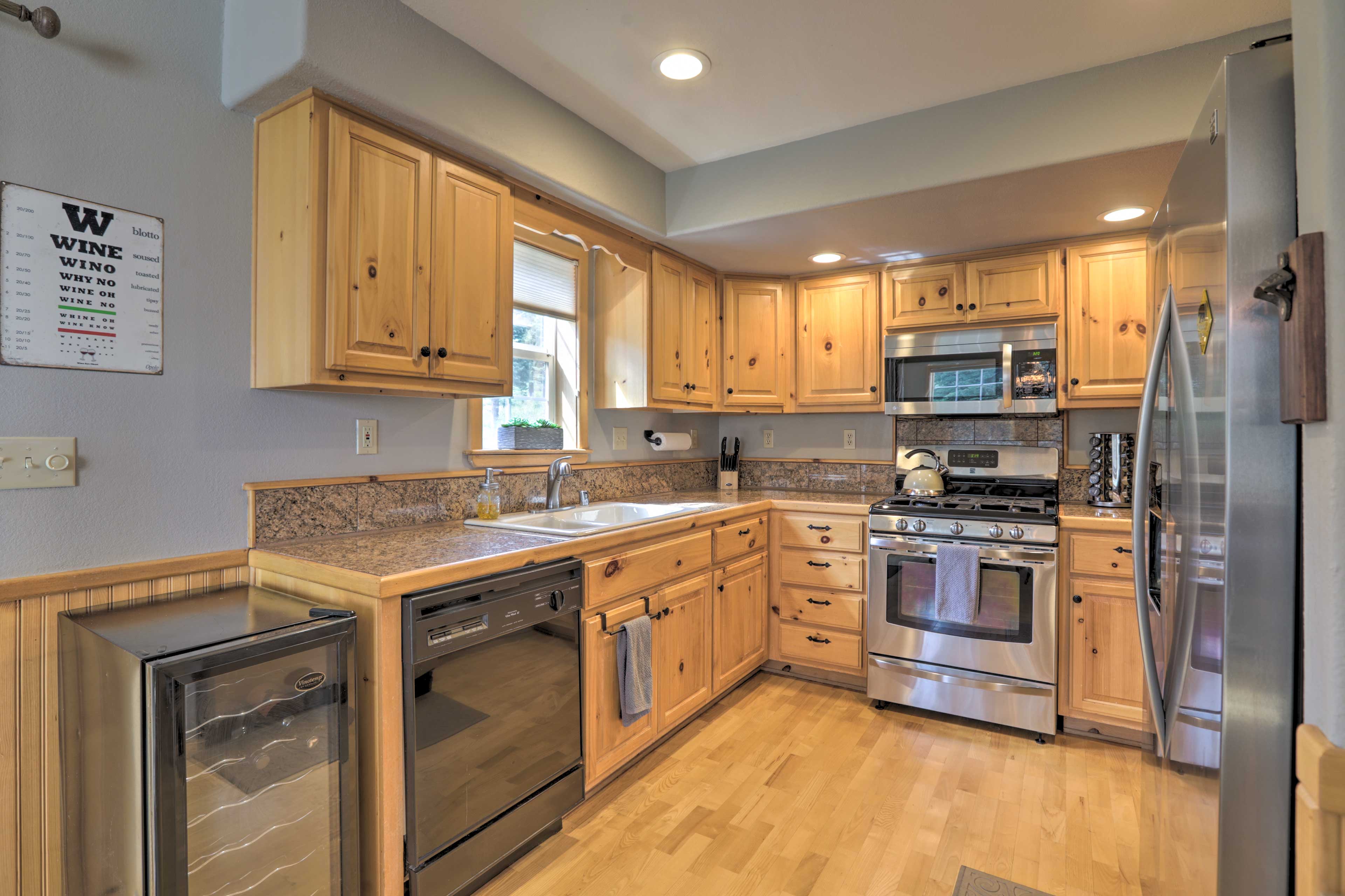 Kitchen | Granite Countertops | Equipped w/ Cooking Essentials