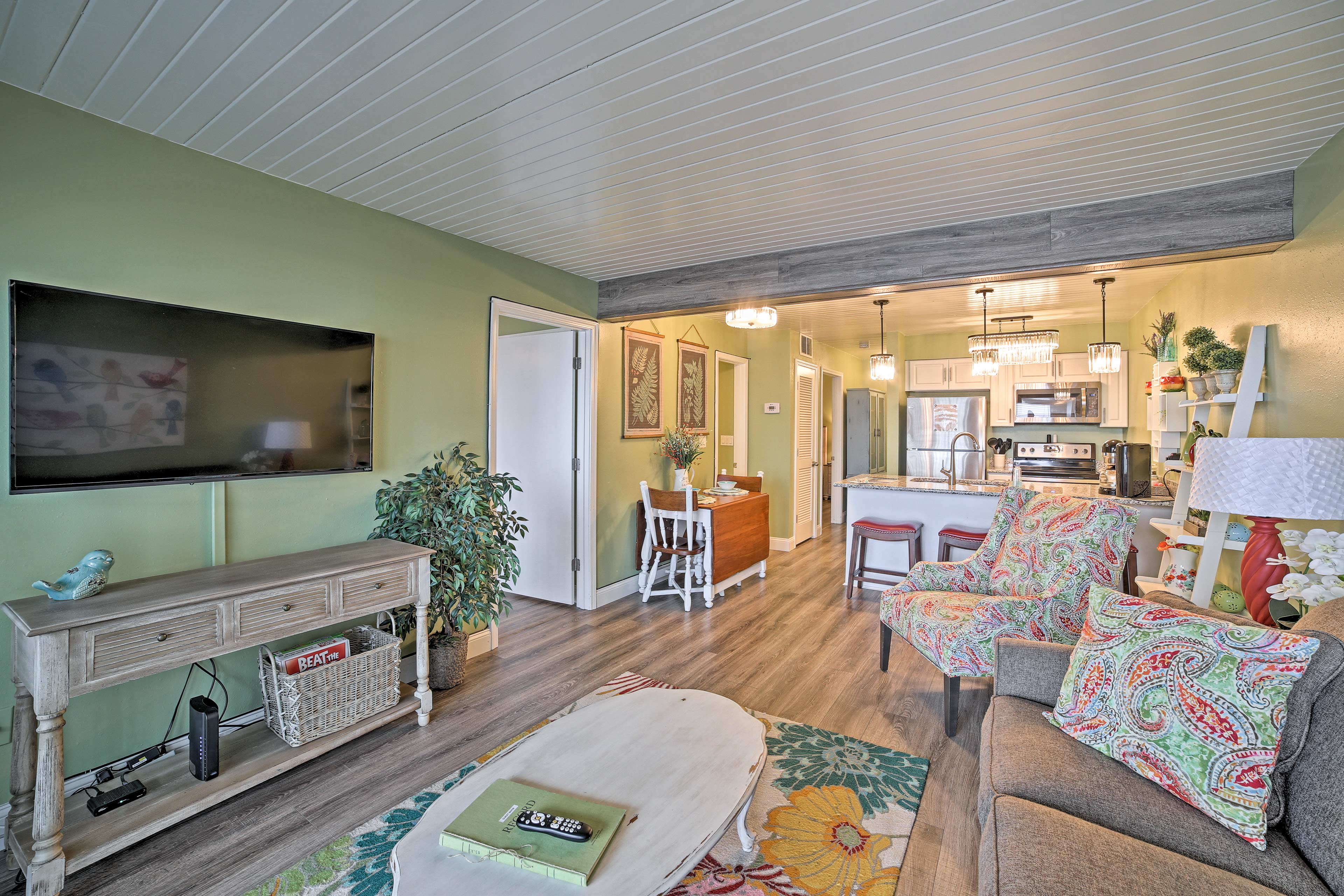 Explore the best of Branson West when you stay at this 2-BR, 2-BA vacation rental condo!