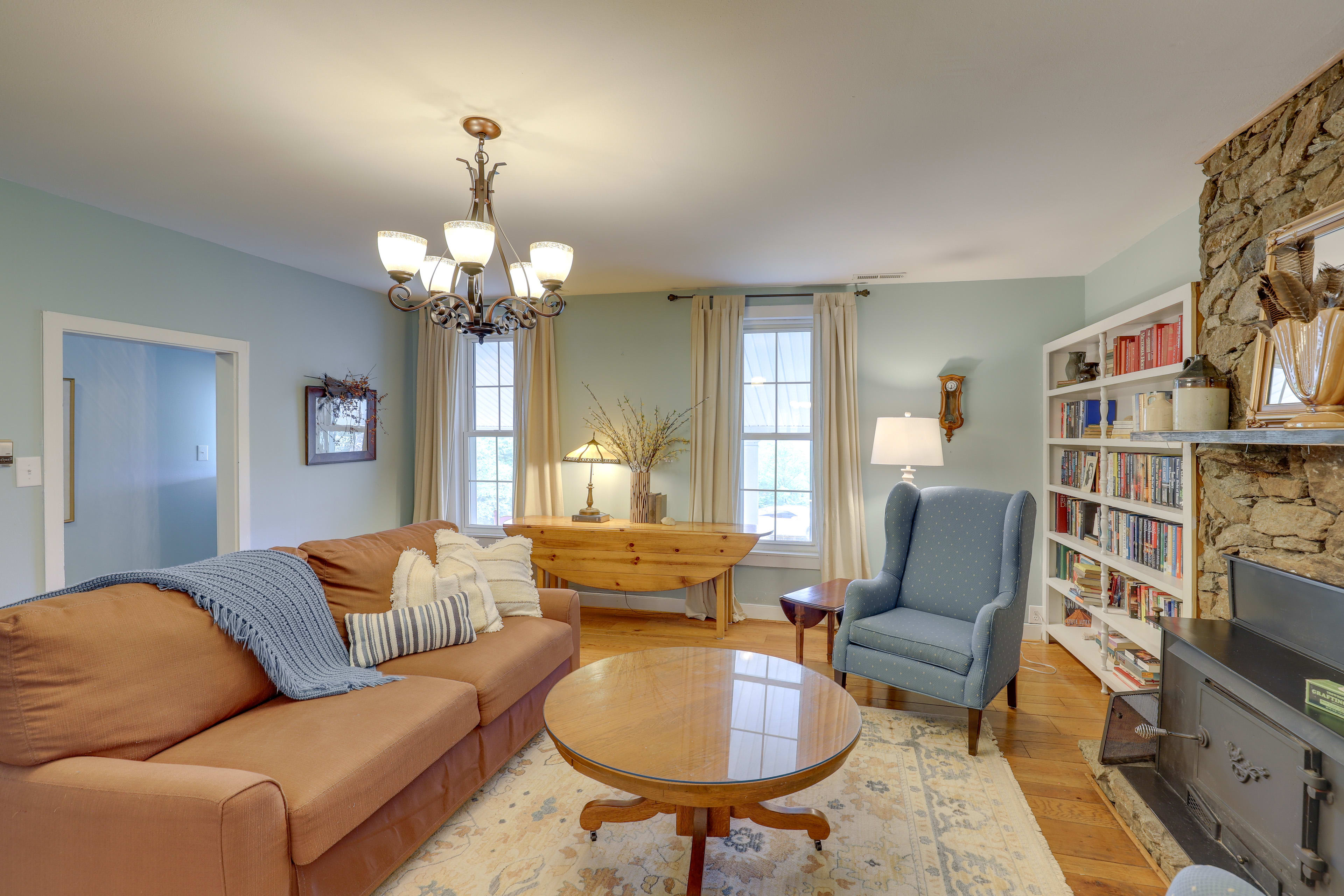 Living Room | Queen Sleeper Sofa | Fireplace | Books